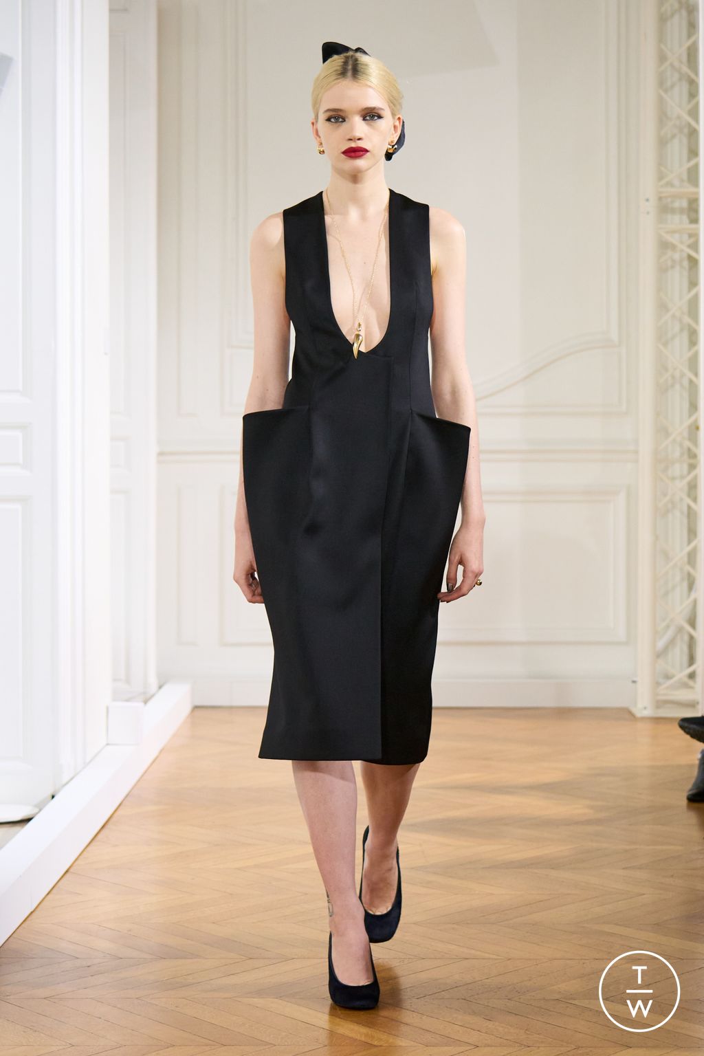 Fashion Week Paris Fall/Winter 2024 look 31 from the Givenchy collection womenswear