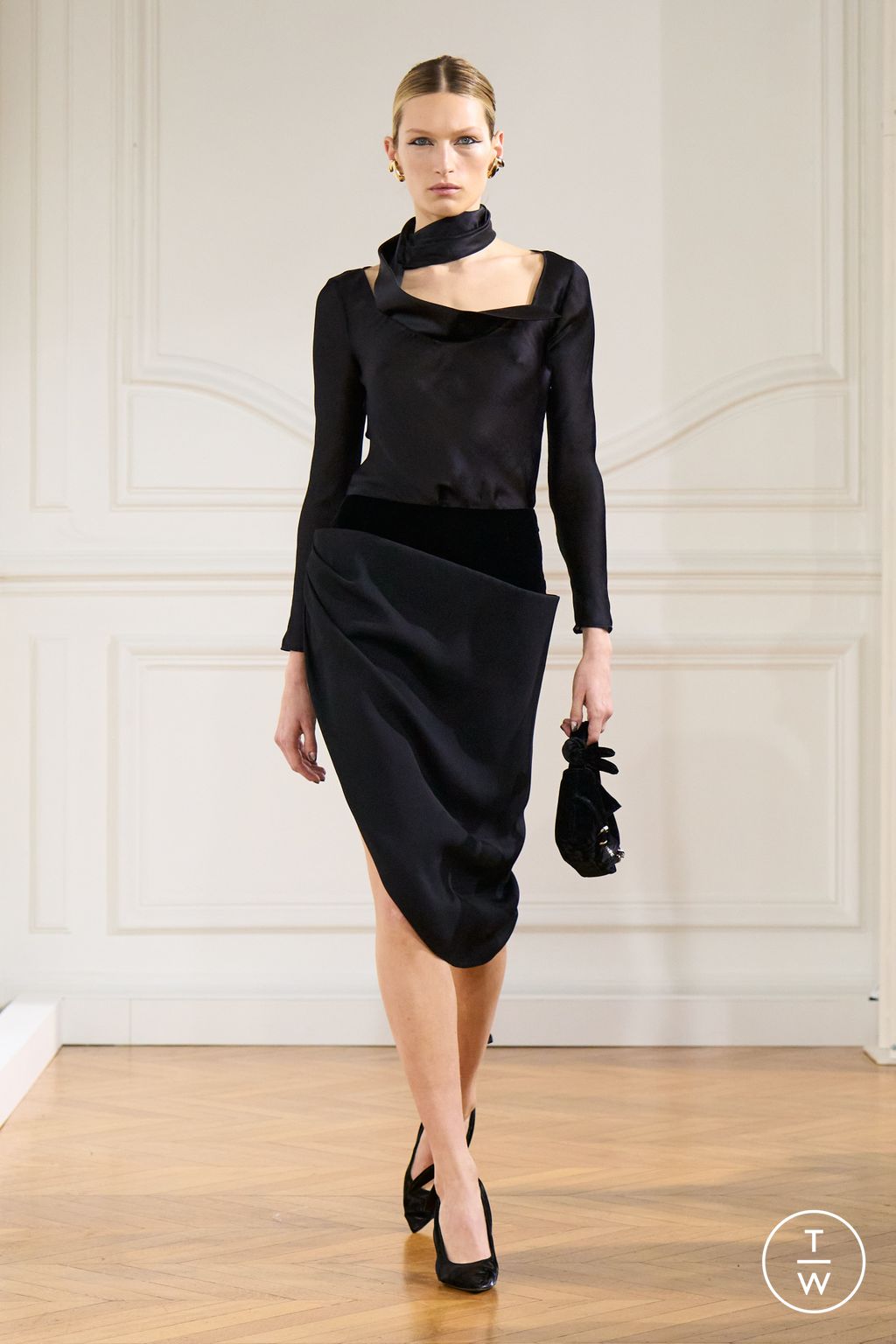 Fashion Week Paris Fall/Winter 2024 look 35 from the Givenchy collection womenswear