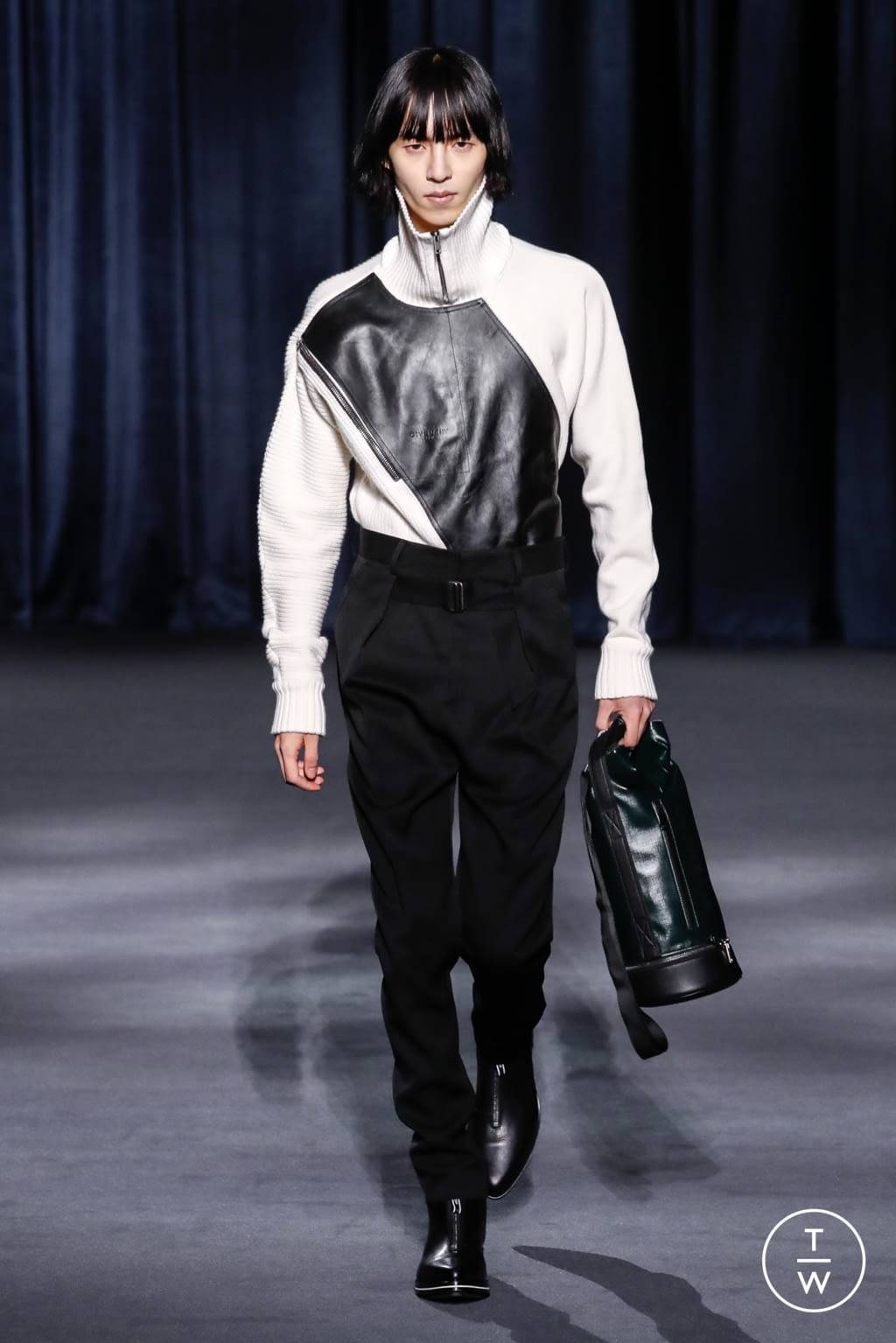 Fashion Week Paris Fall/Winter 2018 look 19 from the Givenchy collection menswear