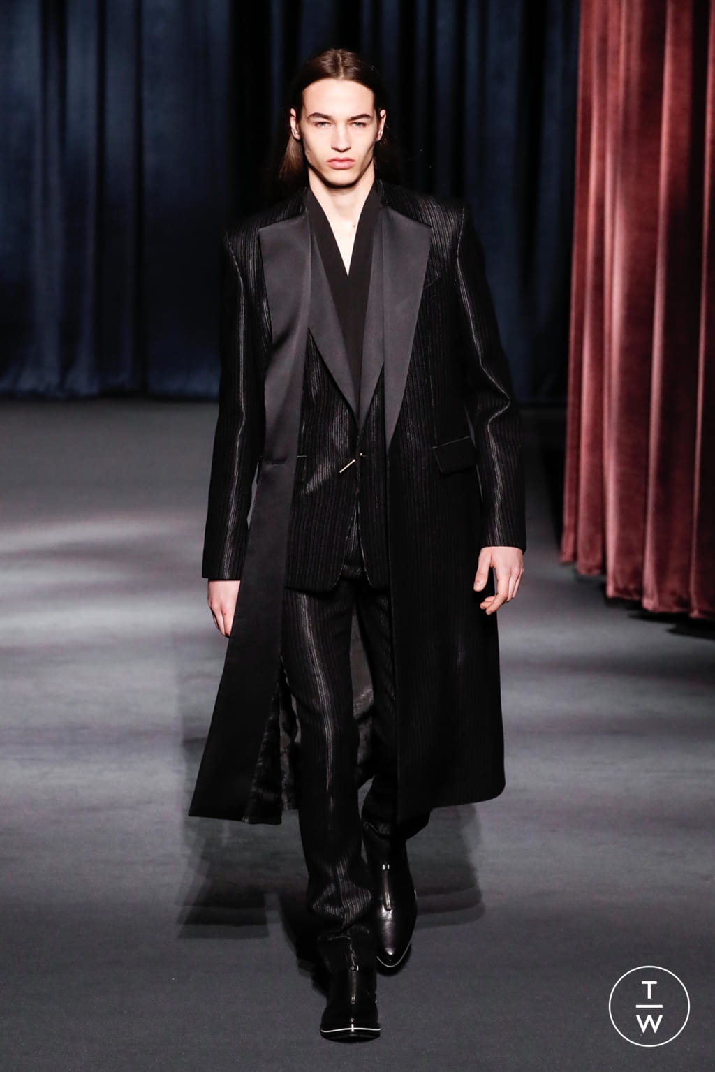 Fashion Week Paris Fall/Winter 2018 look 57 from the Givenchy collection menswear