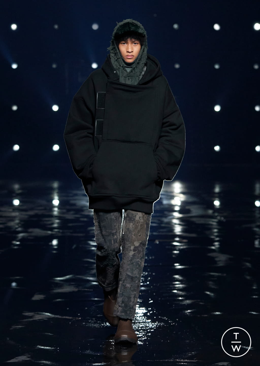 Fashion Week Paris Fall/Winter 2021 look 28 from the Givenchy collection 女装