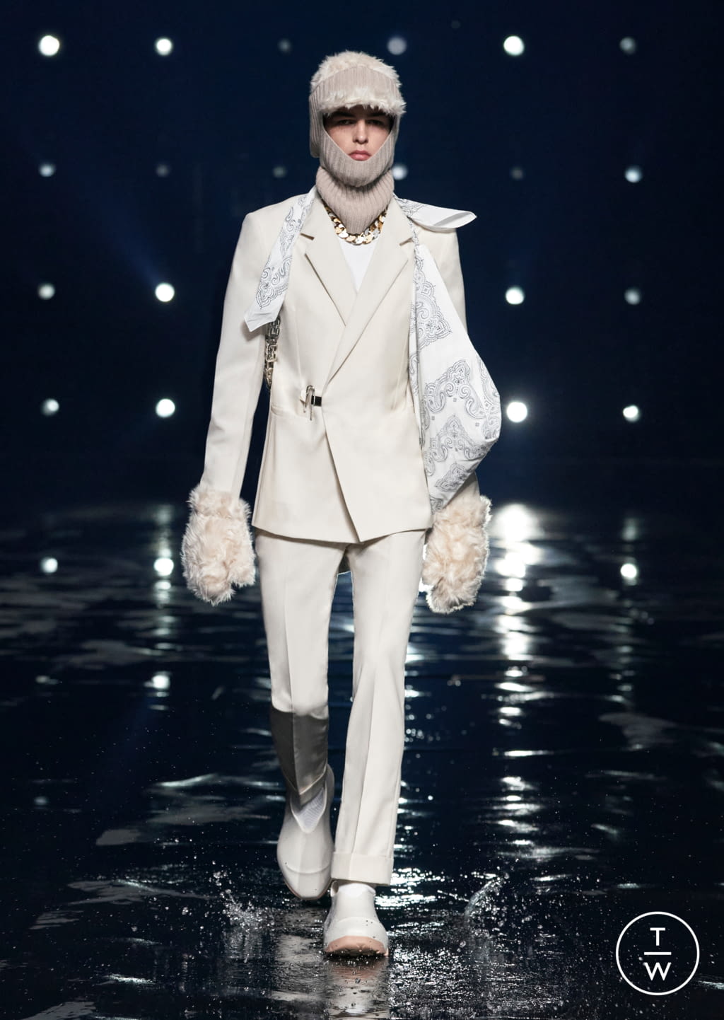 Fashion Week Paris Fall/Winter 2021 look 37 from the Givenchy collection 女装