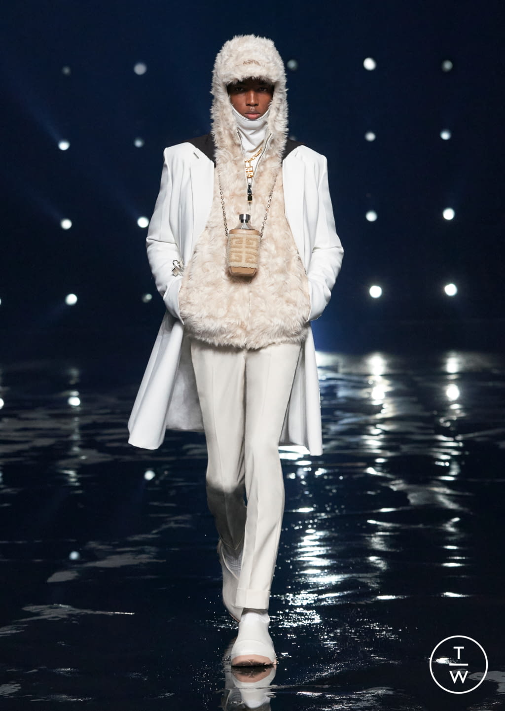 Fashion Week Paris Fall/Winter 2021 look 38 from the Givenchy collection womenswear