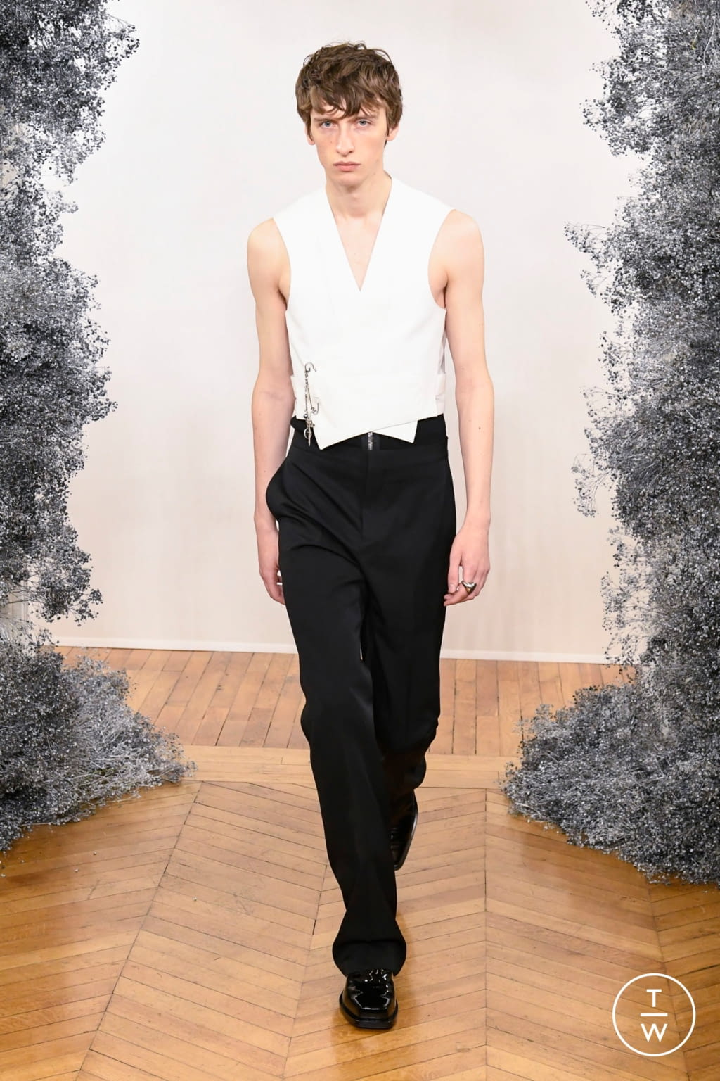 Fashion Week Paris Fall/Winter 2020 look 34 from the Givenchy collection menswear