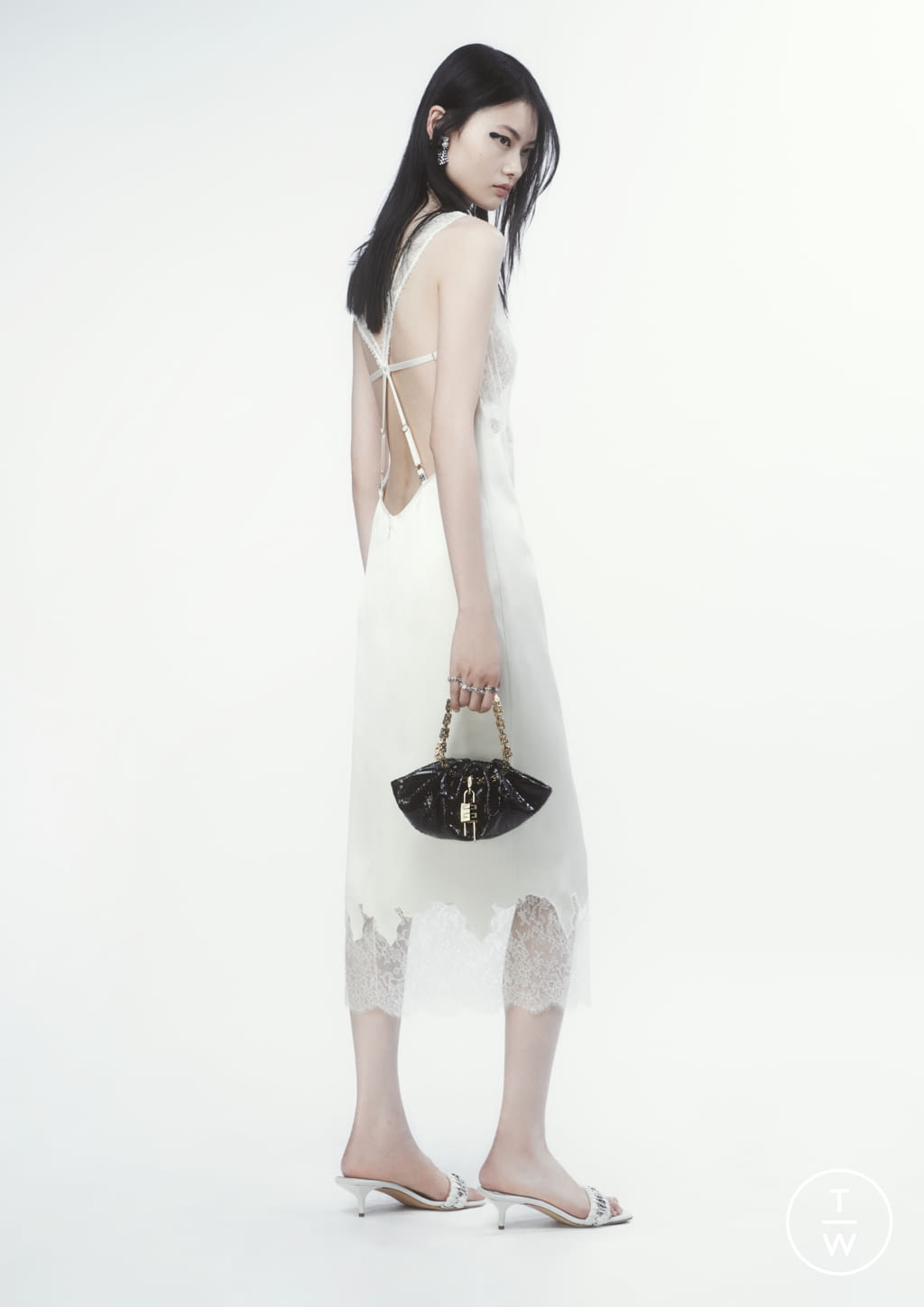 Fashion Week Paris Pre-Fall 2022 look 3 from the Givenchy collection 女装
