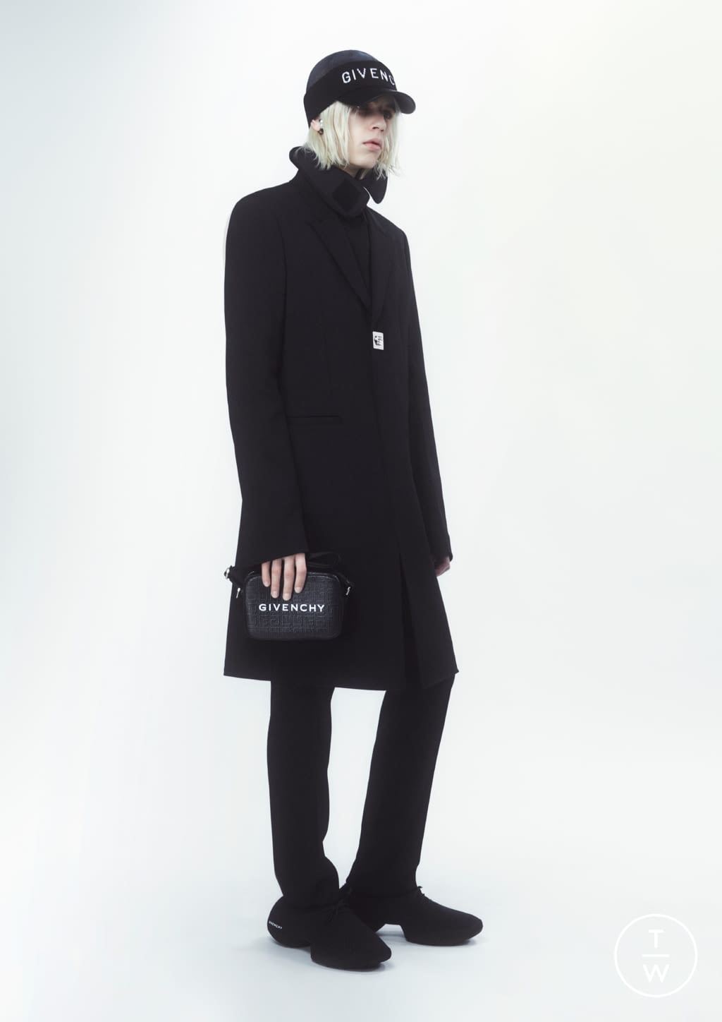 Fashion Week Paris Pre-Fall 2022 look 21 from the Givenchy collection womenswear