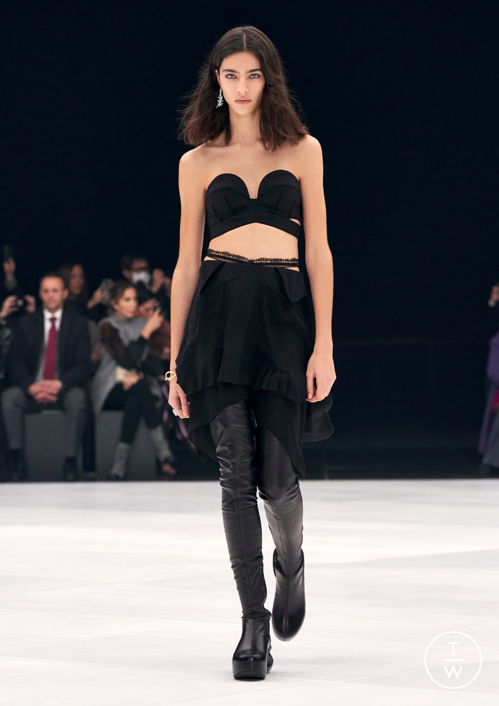 Fashion Week Paris Spring/Summer 2022 look 2 de la collection Givenchy womenswear