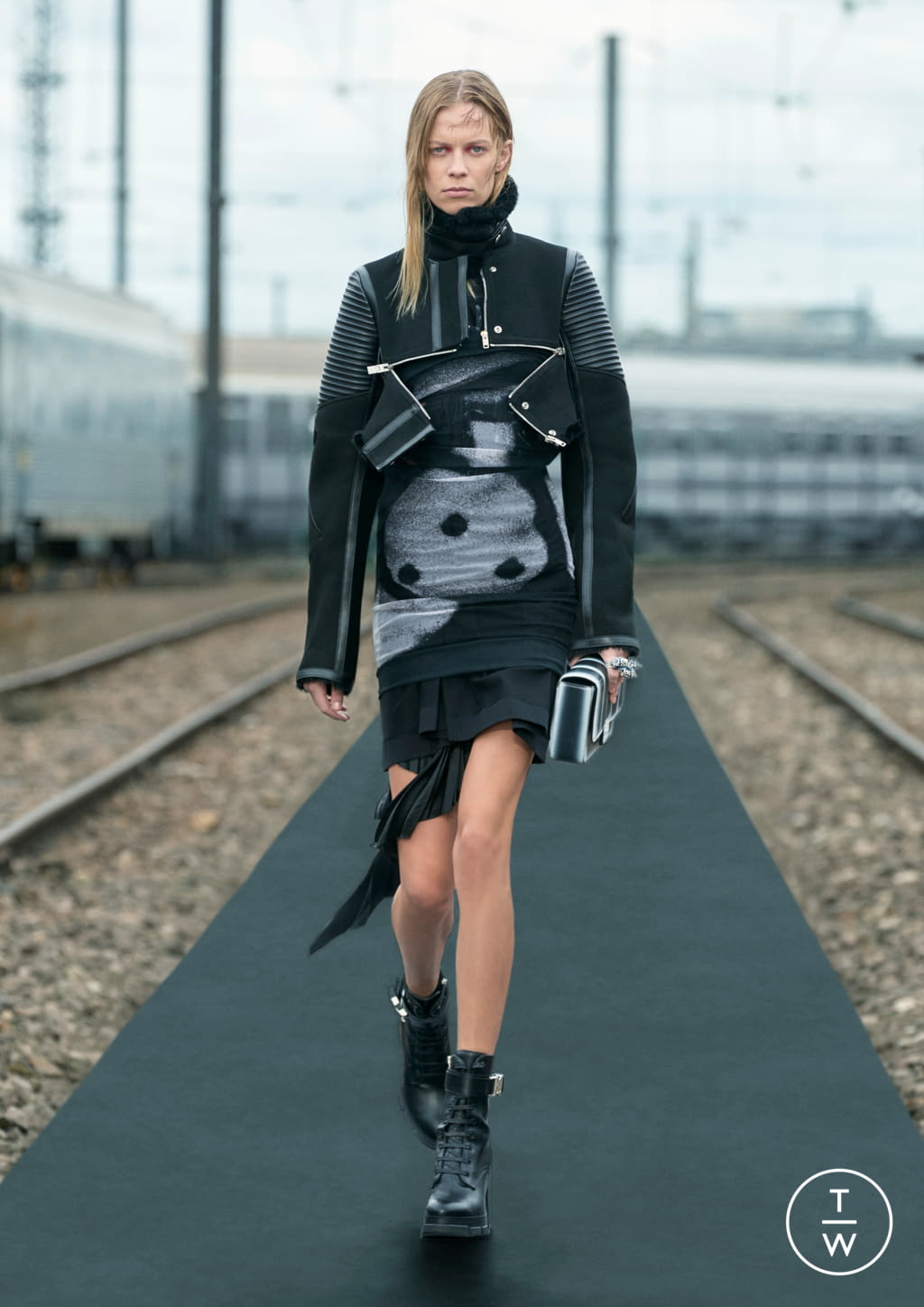 Fashion Week Paris Resort 2022 look 1 from the Givenchy collection womenswear