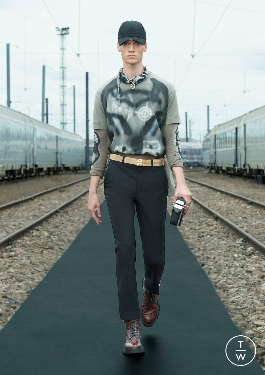 Fashion Week Paris Resort 2022 look 3 de la collection Givenchy womenswear