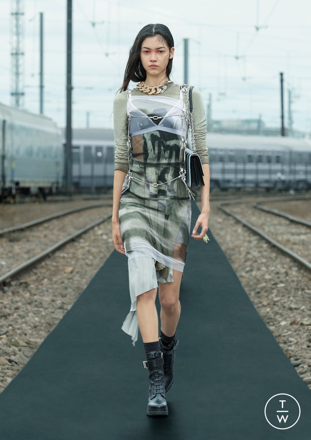 Fashion Week Paris Resort 2022 look 6 de la collection Givenchy womenswear