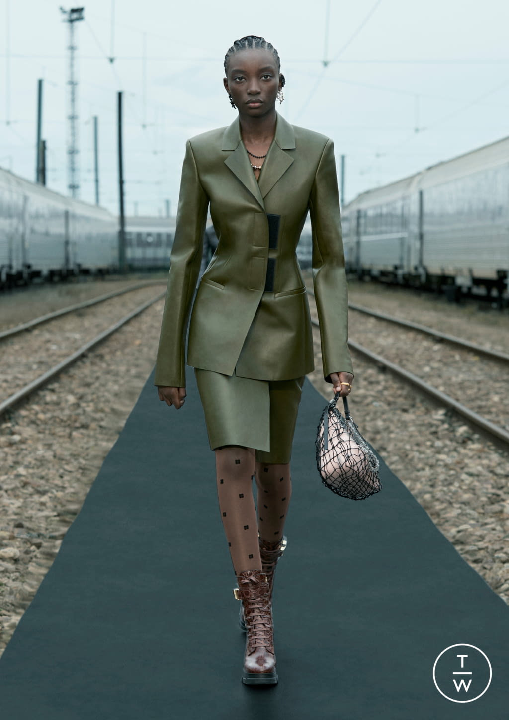 Fashion Week Paris Resort 2022 look 34 de la collection Givenchy womenswear