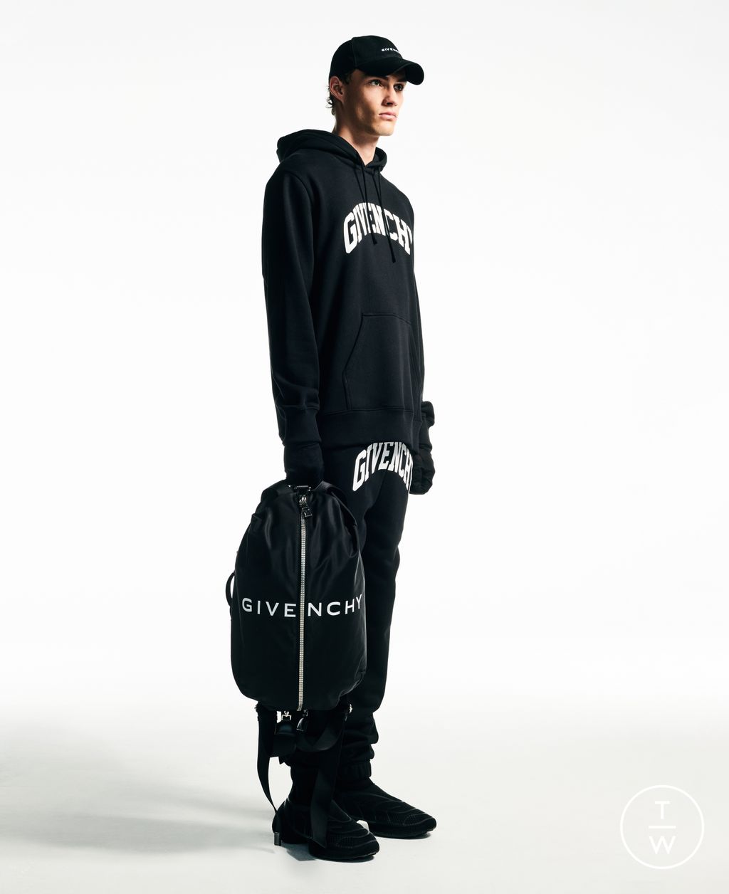 Fashion Week Paris Resort 2023 look 9 from the Givenchy collection menswear