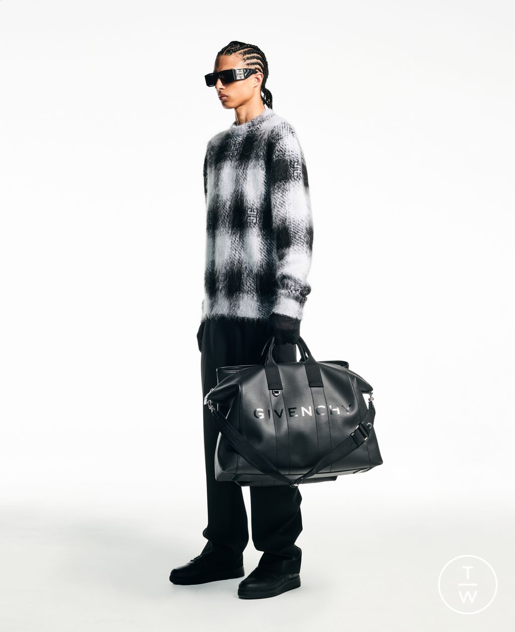 Fashion Week Paris Resort 2023 look 17 from the Givenchy collection menswear