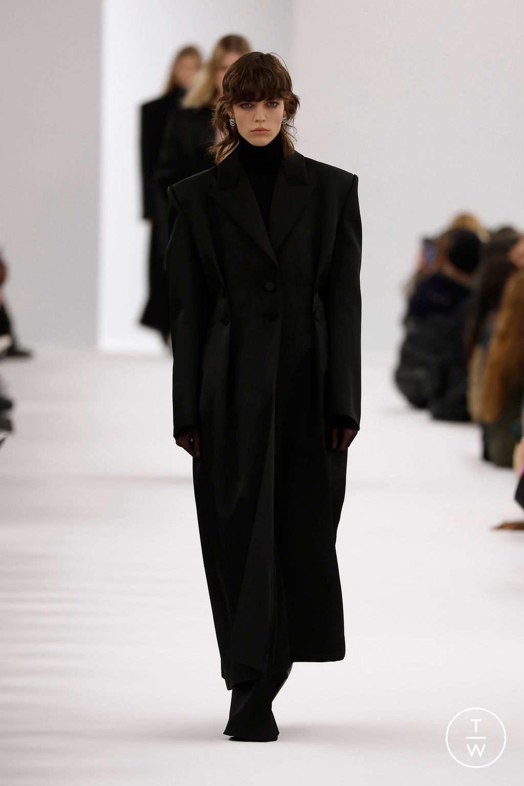 Fashion Week Paris Fall/Winter 2023 look 1 de la collection Givenchy womenswear