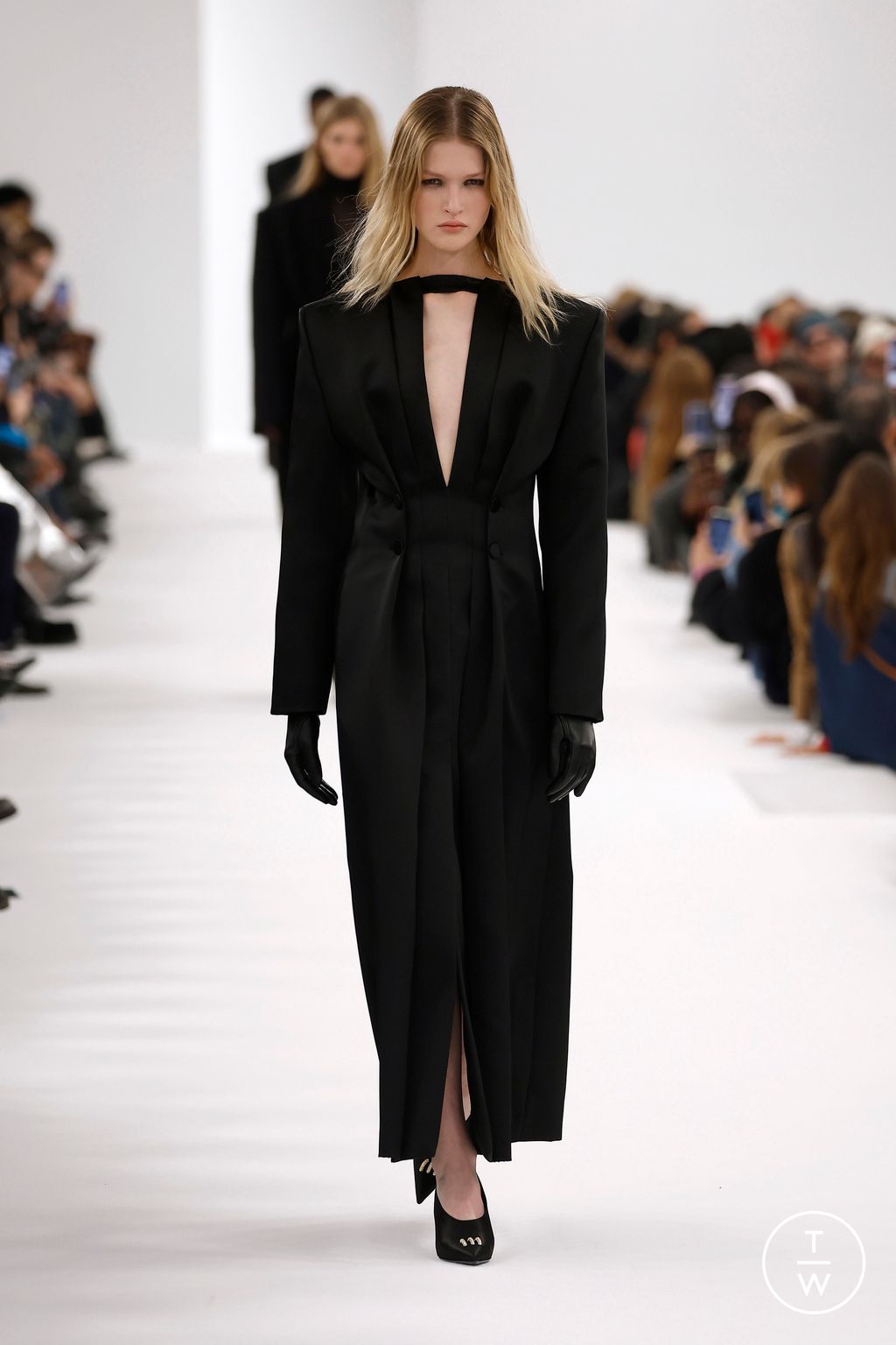 Fashion Week Paris Fall/Winter 2023 look 2 from the Givenchy collection womenswear