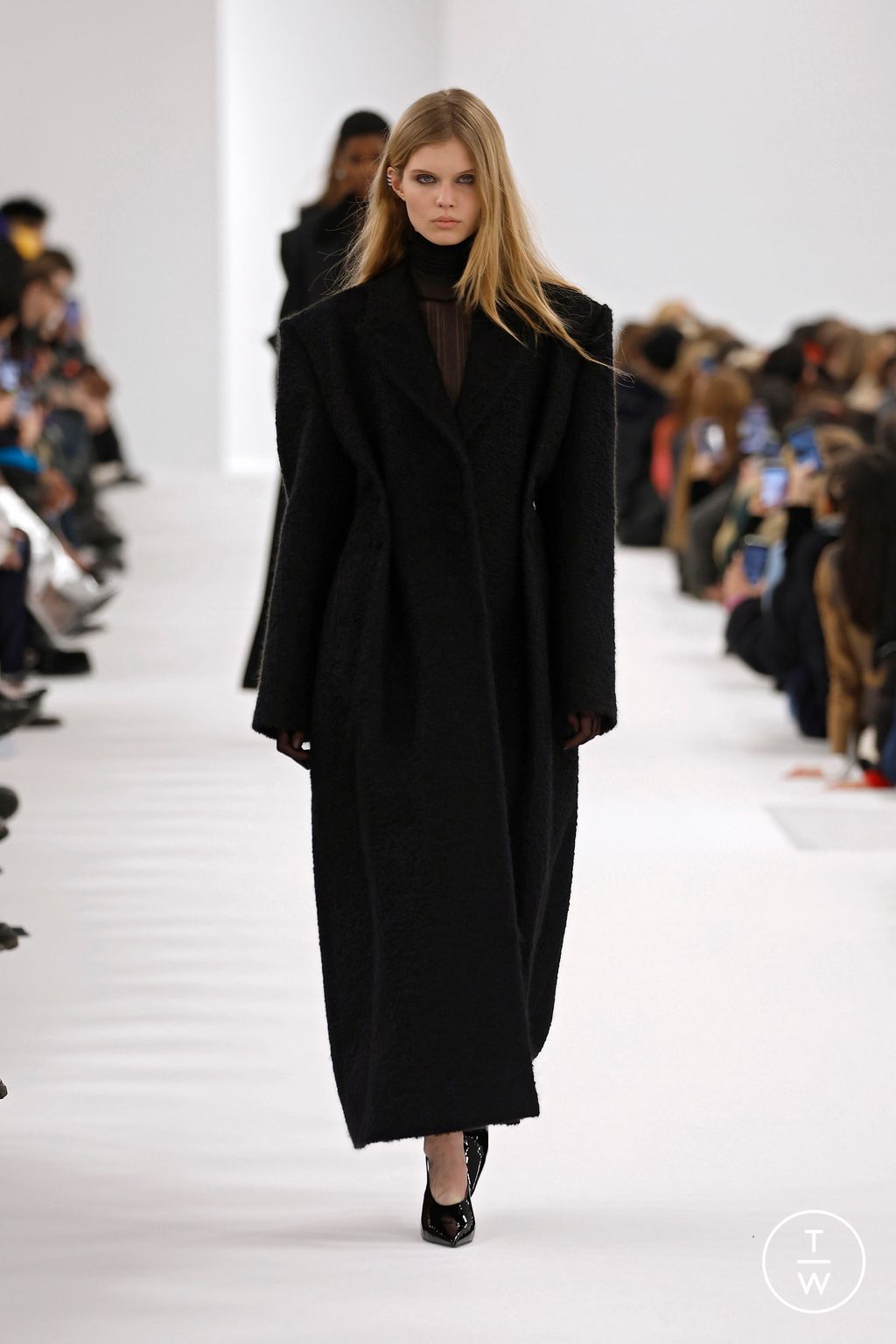 Fashion Week Paris Fall/Winter 2023 look 3 from the Givenchy collection womenswear