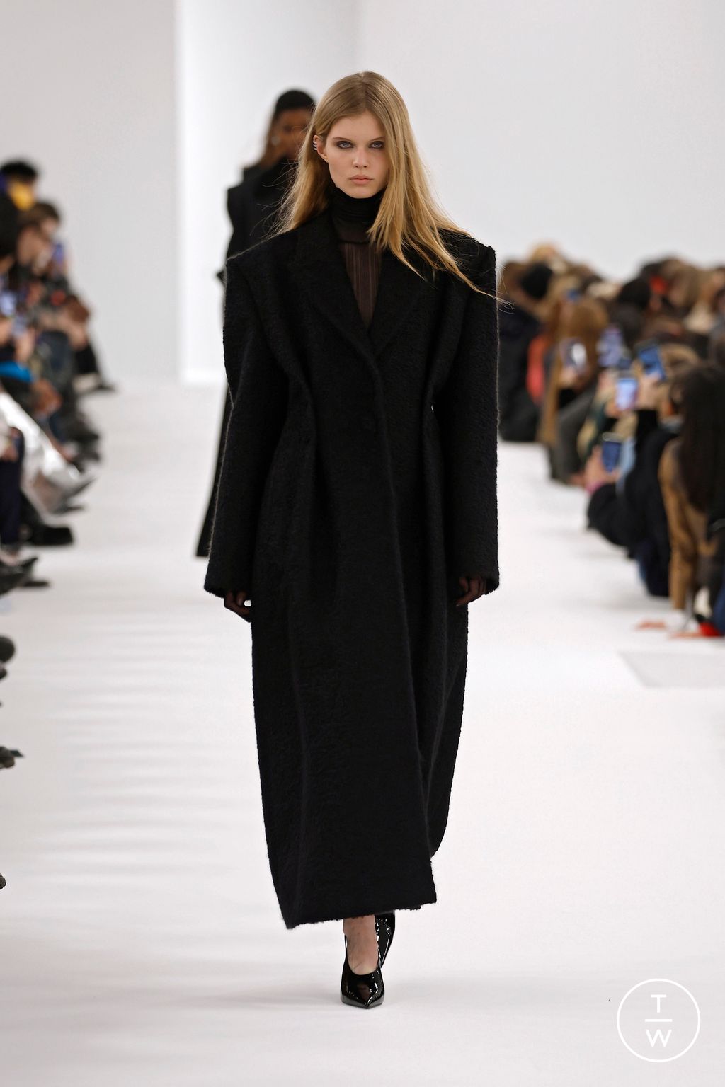 Fashion Week Paris Fall/Winter 2023 look 3 from the Givenchy collection 女装