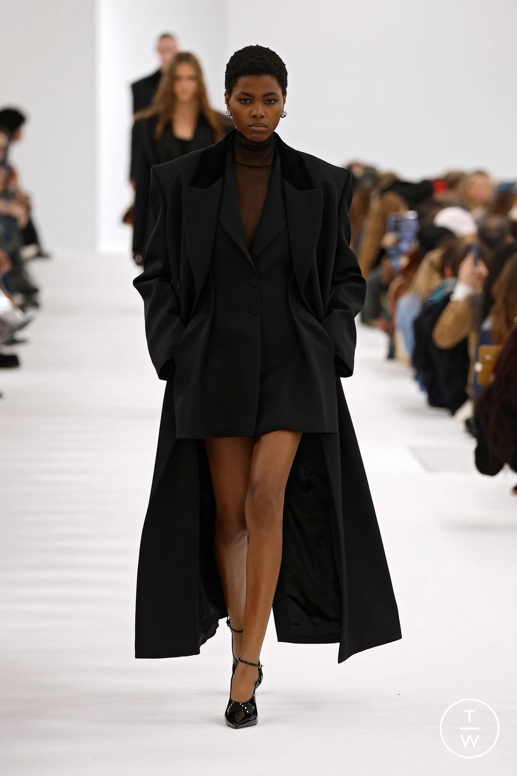 Fashion Week Paris Fall/Winter 2023 look 4 from the Givenchy collection womenswear