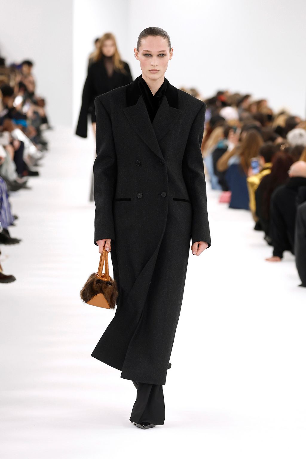Fashion Week Paris Fall/Winter 2023 look 6 de la collection Givenchy womenswear