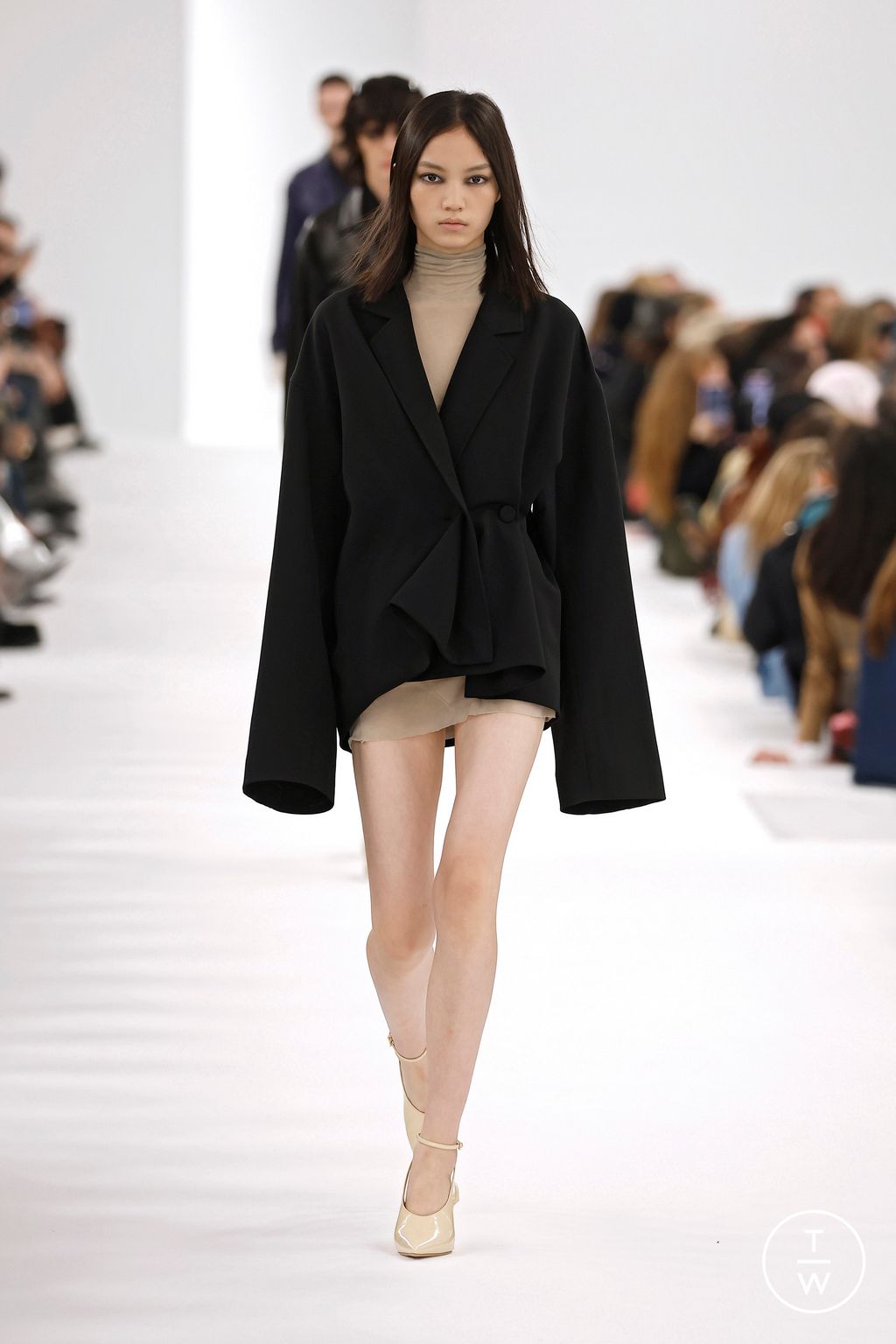 Fashion Week Paris Fall/Winter 2023 look 8 from the Givenchy collection womenswear