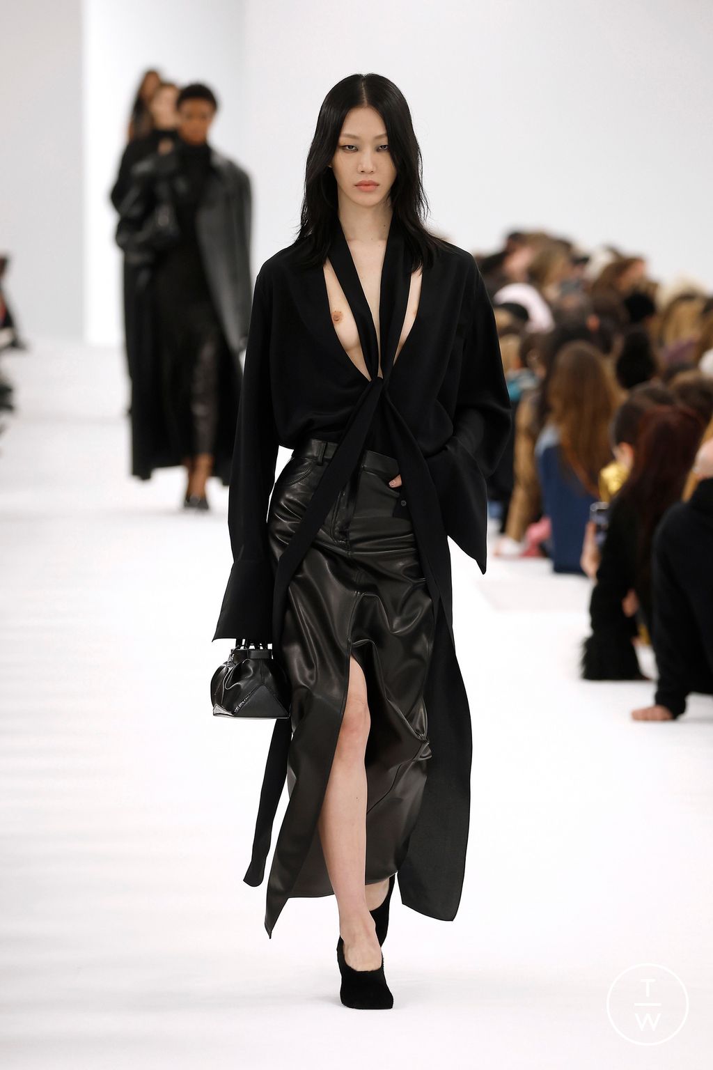 Fashion Week Paris Fall/Winter 2023 look 13 de la collection Givenchy womenswear