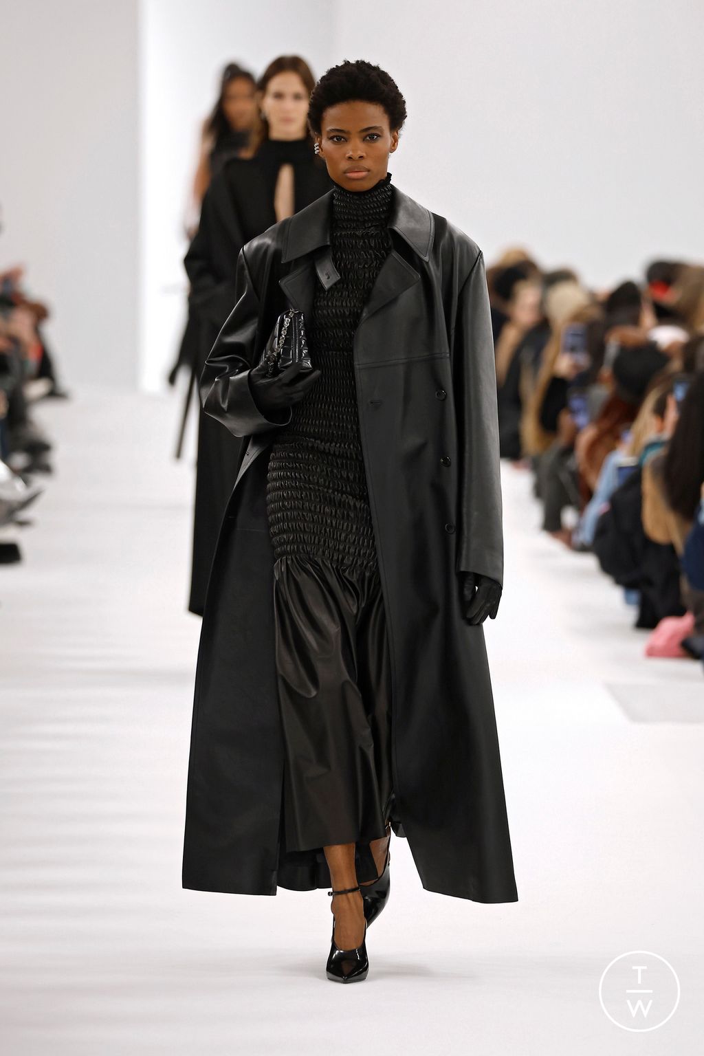 Fashion Week Paris Fall/Winter 2023 look 14 de la collection Givenchy womenswear