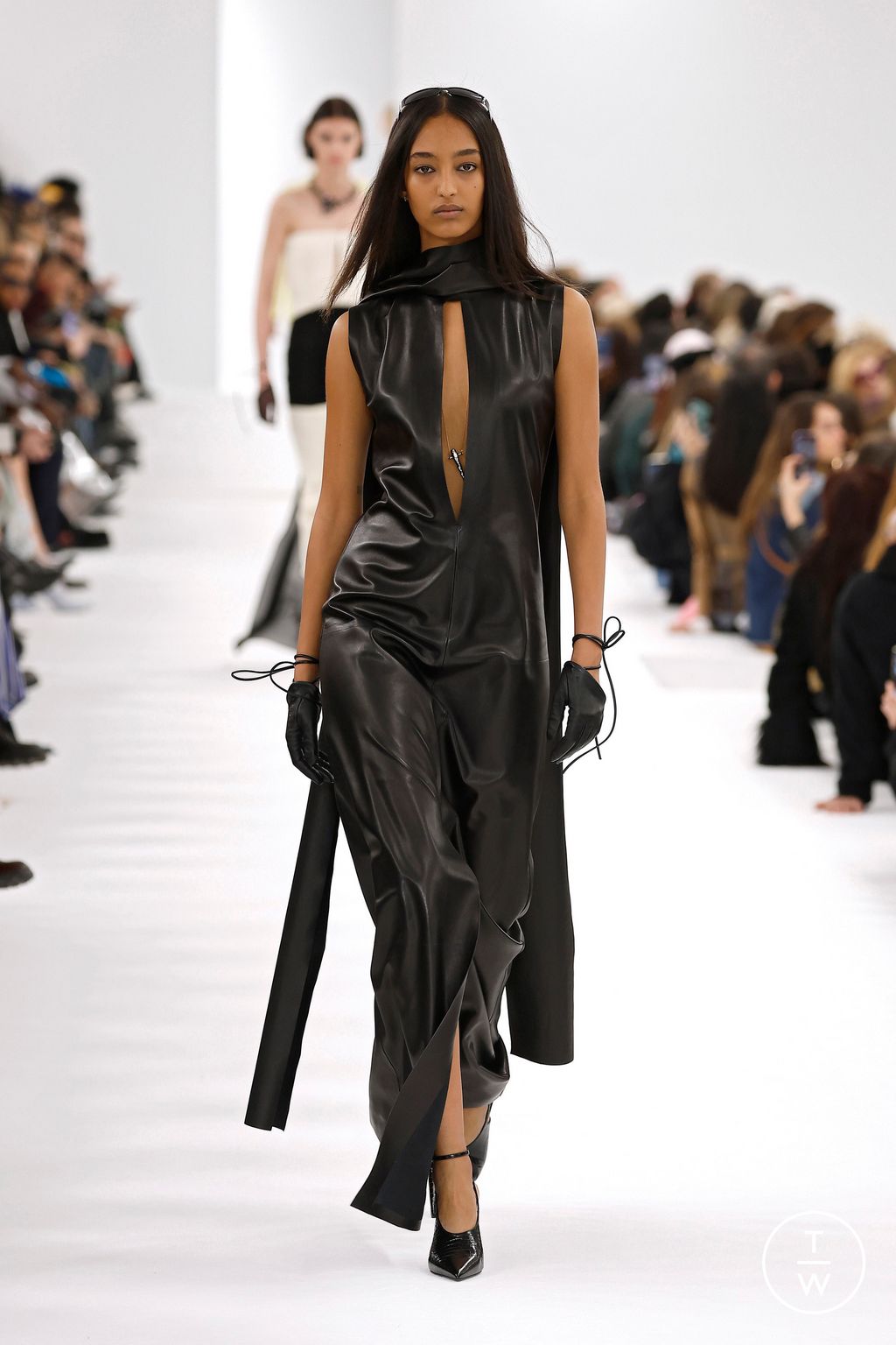 Fashion Week Paris Fall/Winter 2023 look 16 de la collection Givenchy womenswear