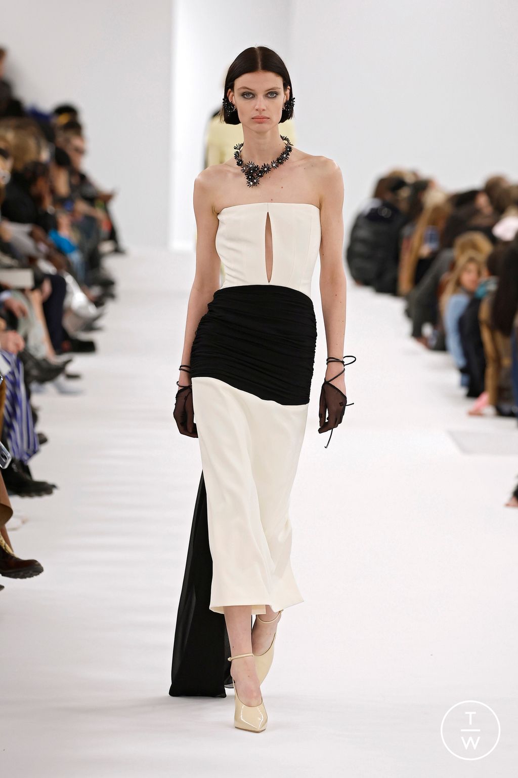 Fashion Week Paris Fall/Winter 2023 look 17 de la collection Givenchy womenswear