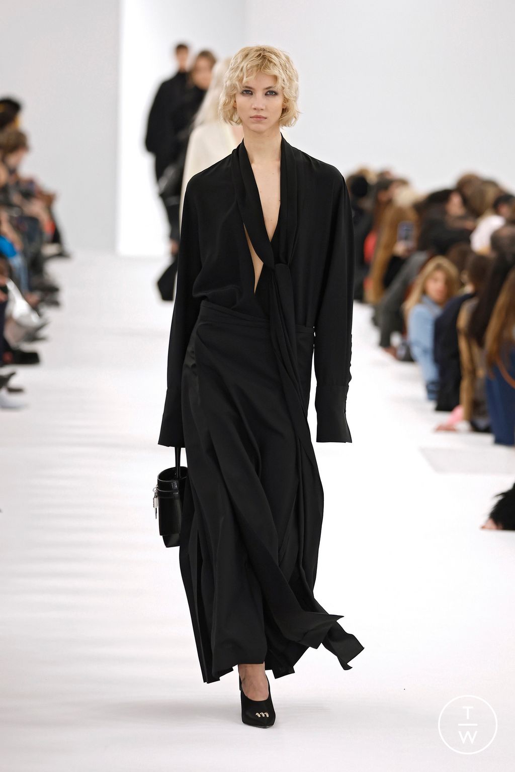 Fashion Week Paris Fall/Winter 2023 look 19 de la collection Givenchy womenswear