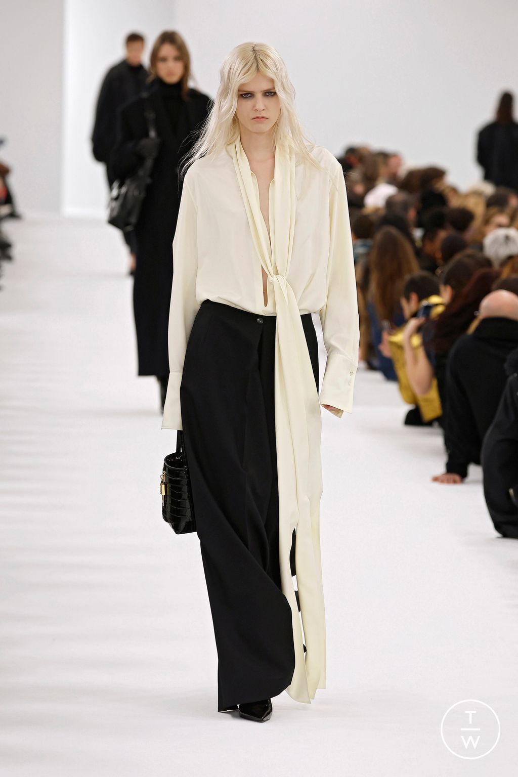 Fashion Week Paris Fall/Winter 2023 look 20 de la collection Givenchy womenswear