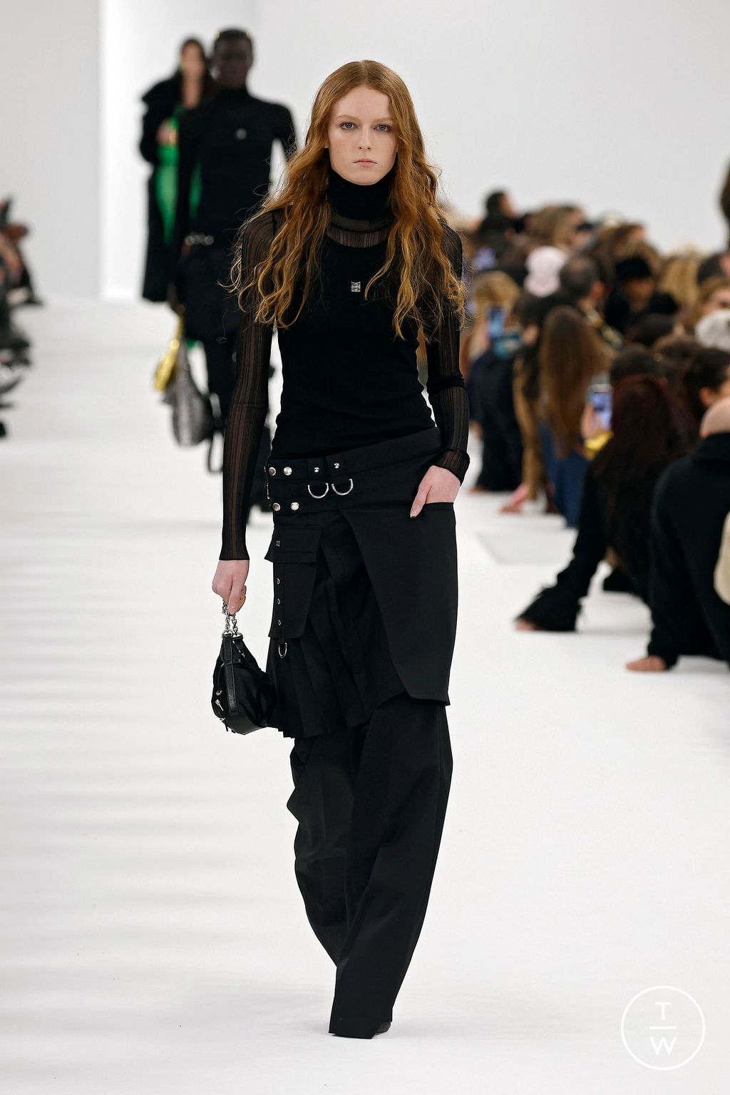 Fashion Week Paris Fall/Winter 2023 look 32 de la collection Givenchy womenswear