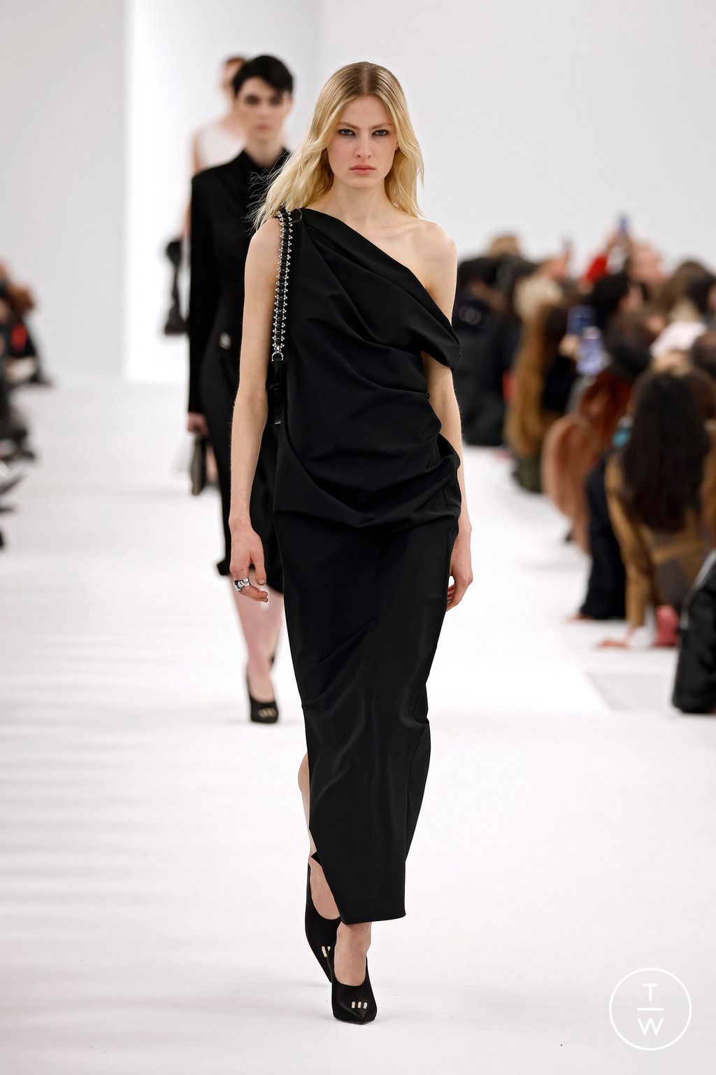 Fashion Week Paris Fall/Winter 2023 look 40 de la collection Givenchy womenswear