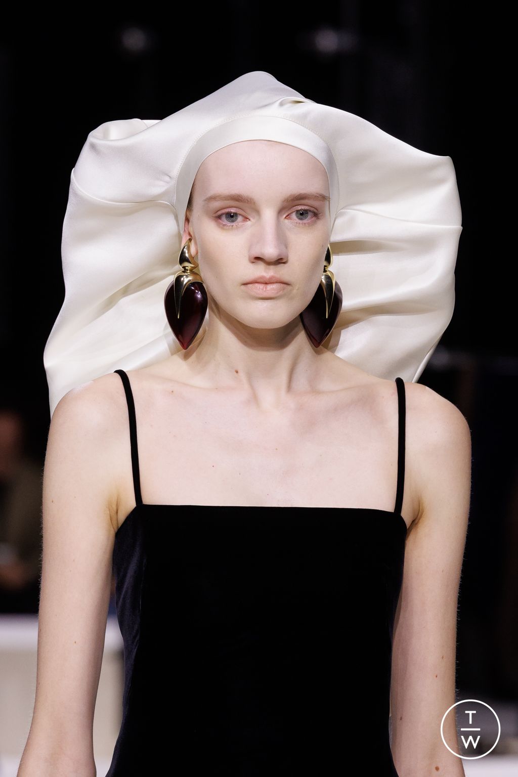 Fashion Week Paris Fall/Winter 2026 look 2 from the Givenchy collection 女装配饰