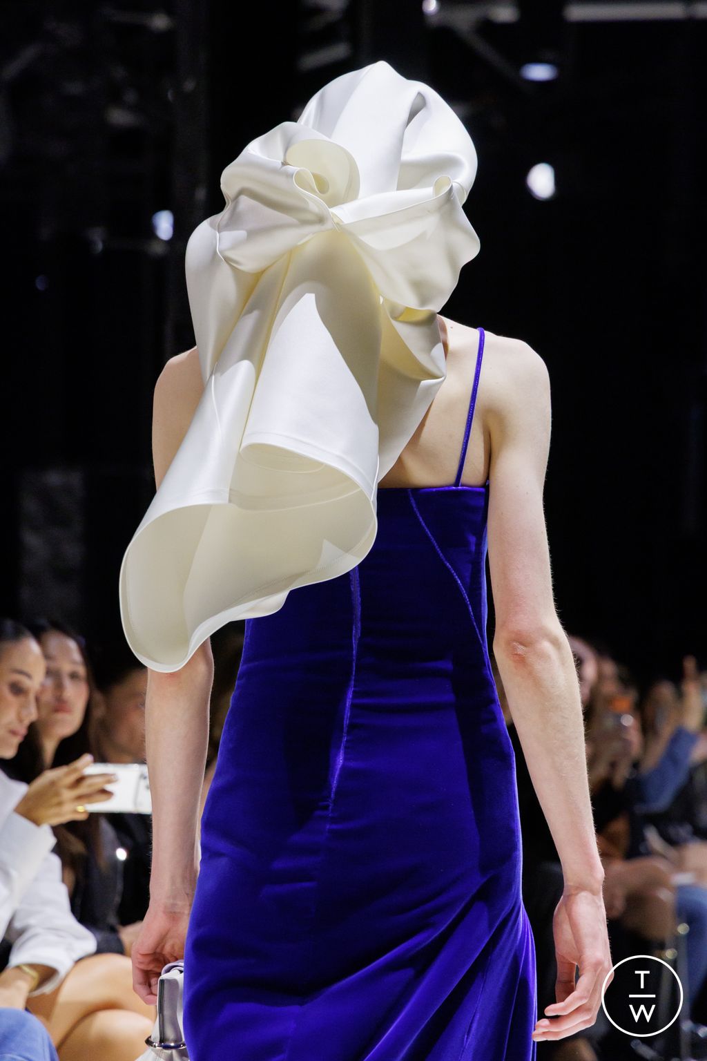 Fashion Week Paris Fall/Winter 2026 look 8 de la collection Givenchy womenswear accessories