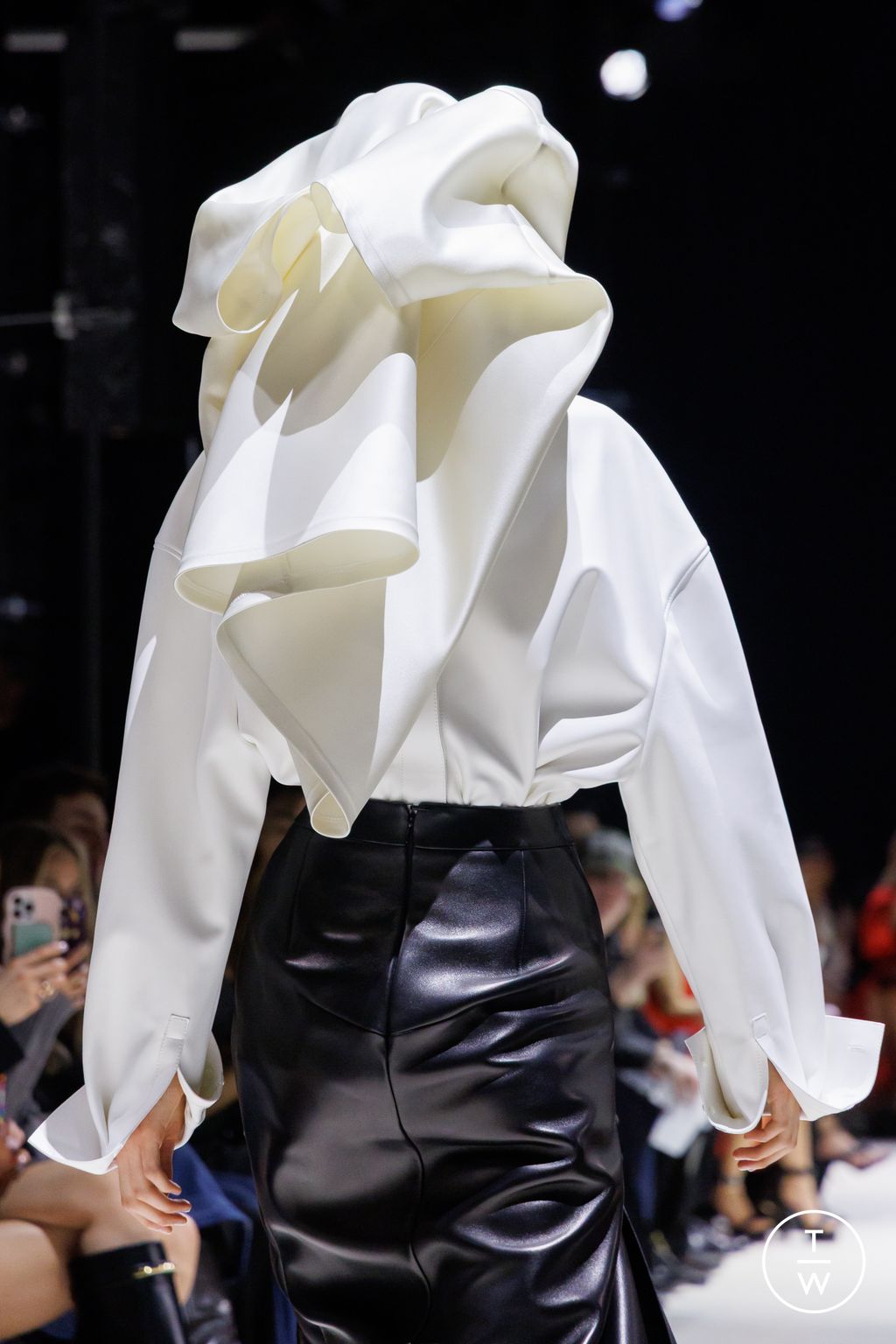 Fashion Week Paris Fall/Winter 2026 look 12 from the Givenchy collection 女装配饰