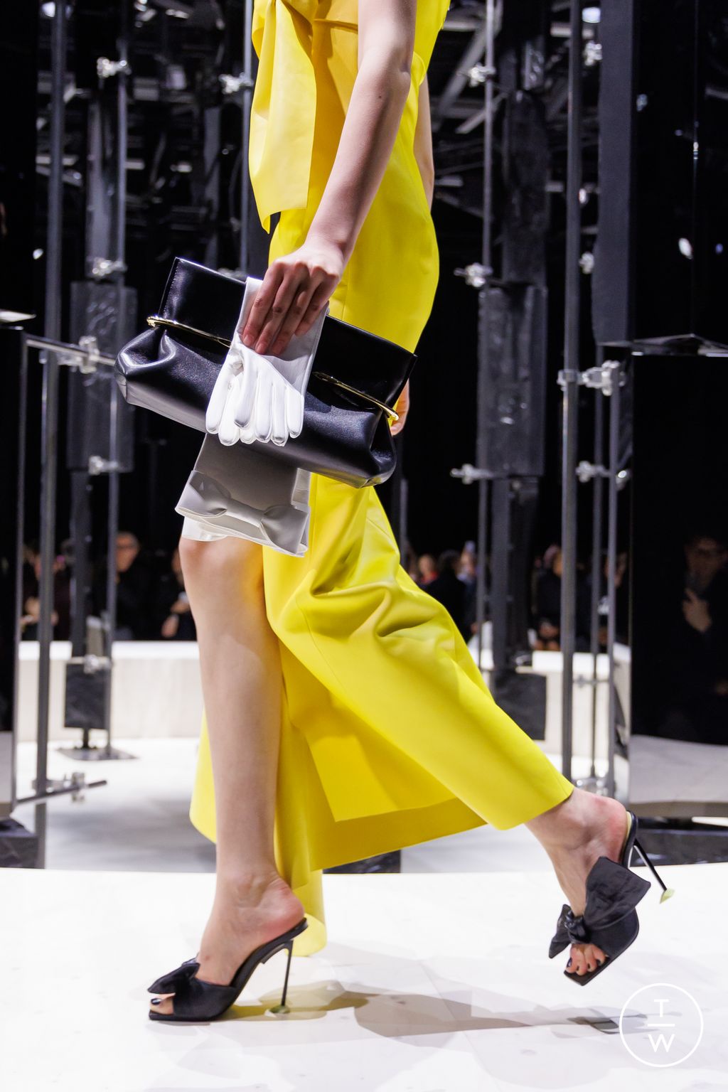 Fashion Week Paris Fall/Winter 2026 look 17 from the Givenchy collection 女装配饰