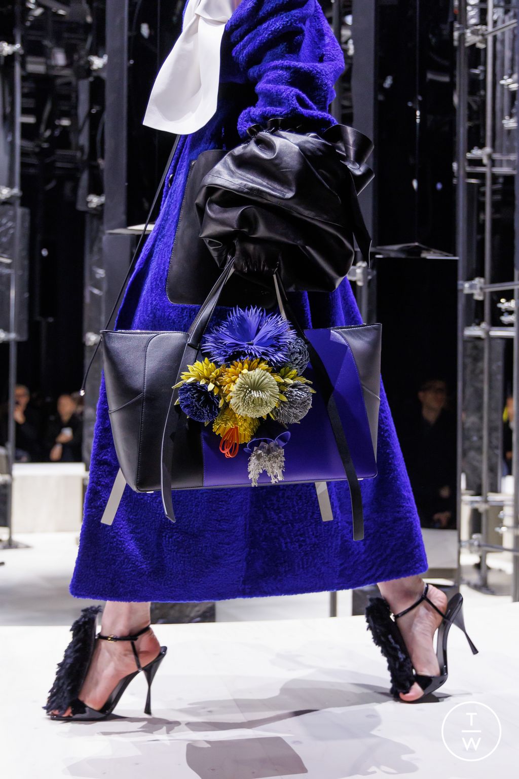 Fashion Week Paris Fall/Winter 2026 look 20 de la collection Givenchy womenswear accessories