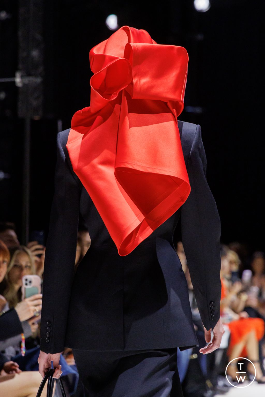 Fashion Week Paris Fall/Winter 2026 look 28 from the Givenchy collection 女装配饰