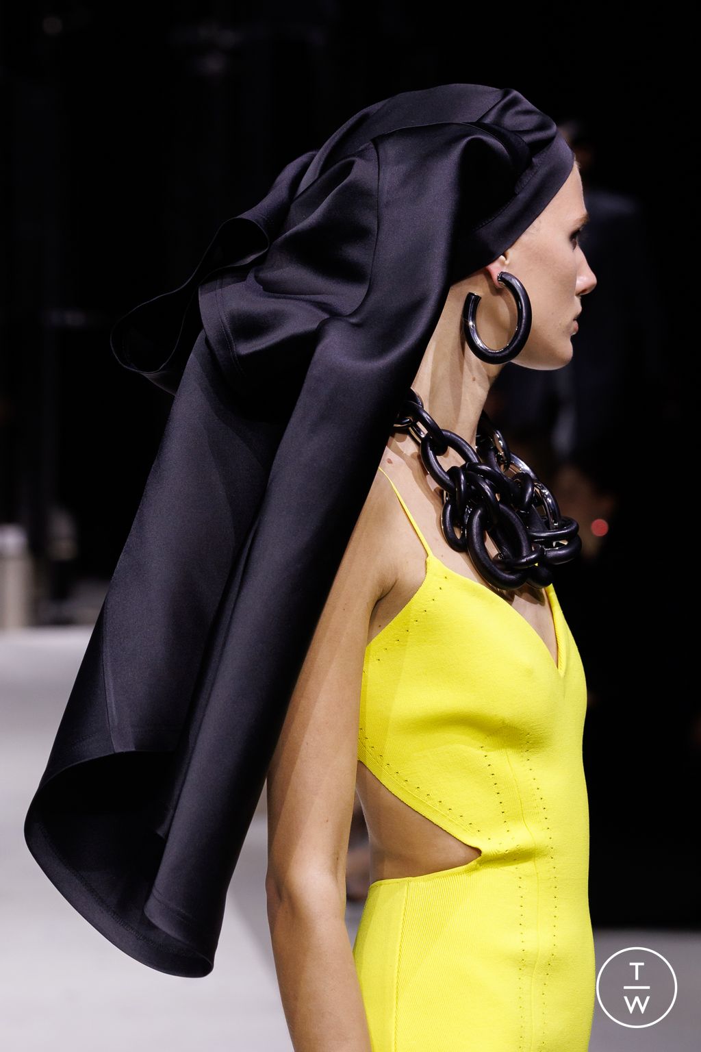 Fashion Week Paris Fall/Winter 2026 look 32 from the Givenchy collection 女装配饰