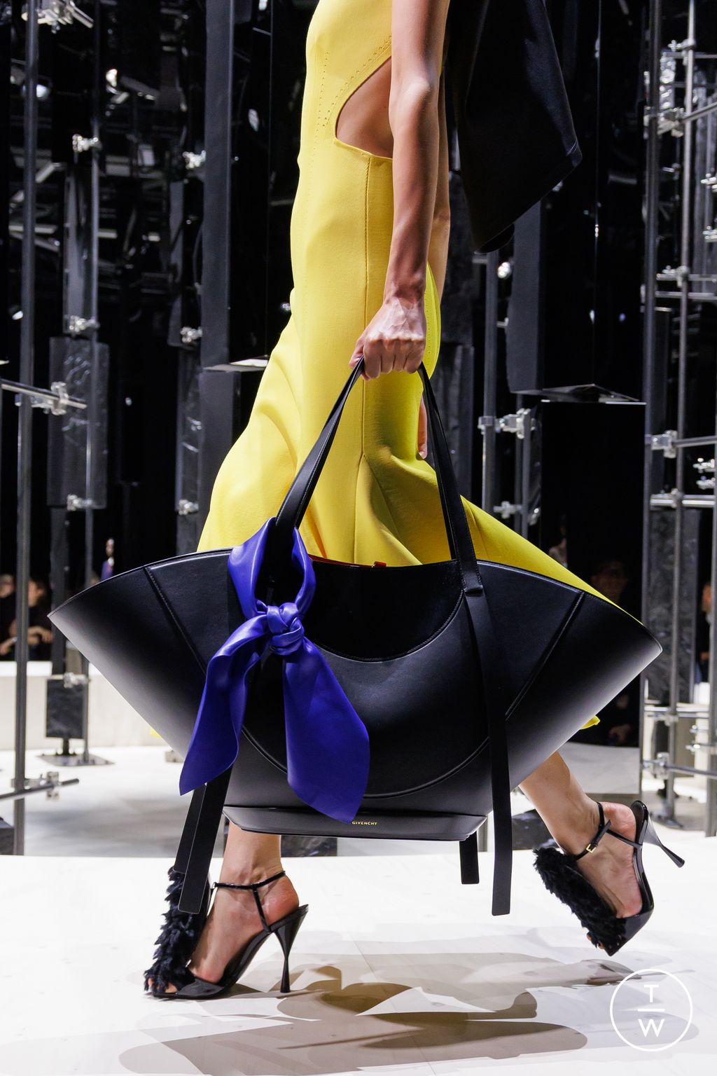 Fashion Week Paris Fall/Winter 2026 look 33 from the Givenchy collection 女装配饰