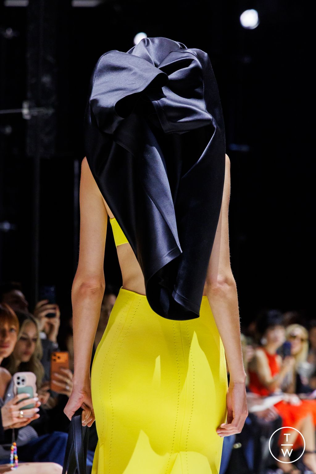 Fashion Week Paris Fall/Winter 2026 look 35 de la collection Givenchy womenswear accessories