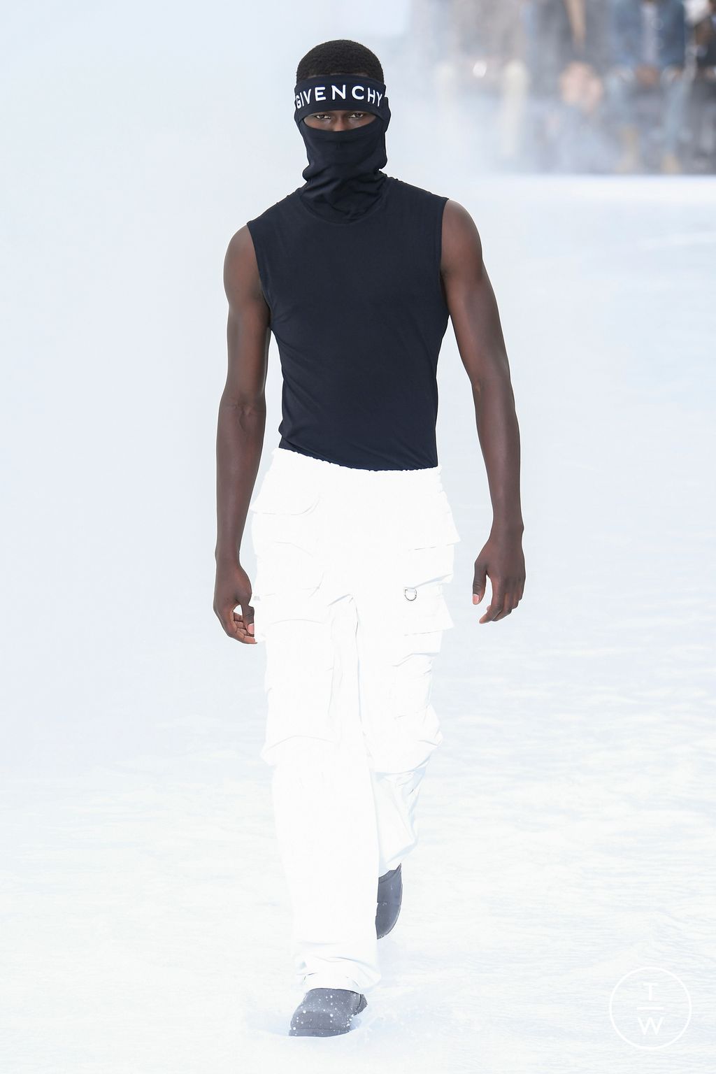 Fashion Week Paris Spring/Summer 2023 look 4 from the Givenchy collection menswear