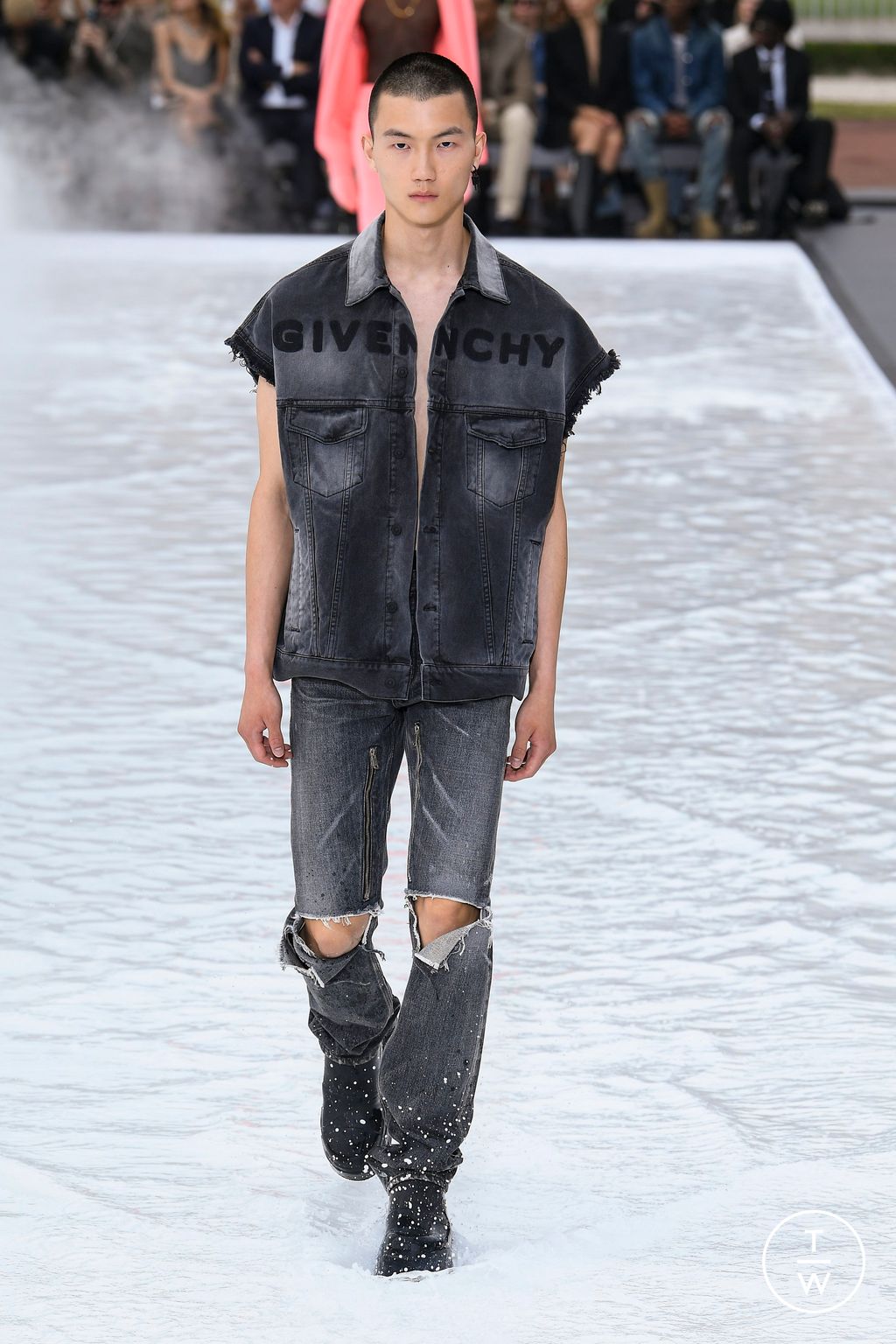 Fashion Week Paris Spring/Summer 2023 look 26 from the Givenchy collection 男装