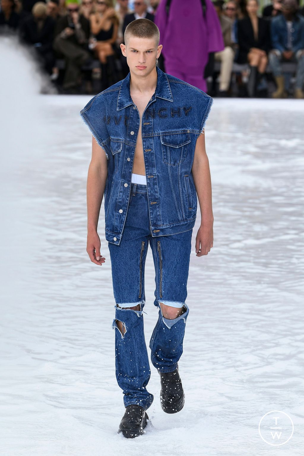 Fashion Week Paris Spring/Summer 2023 look 28 from the Givenchy collection menswear