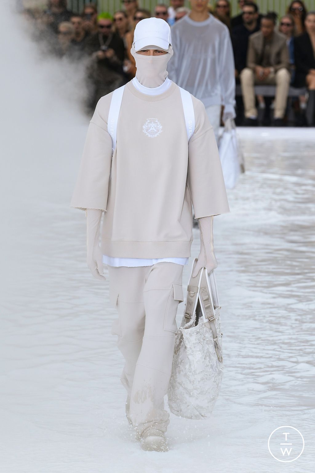 Fashion Week Paris Spring/Summer 2023 look 30 de la collection Givenchy menswear