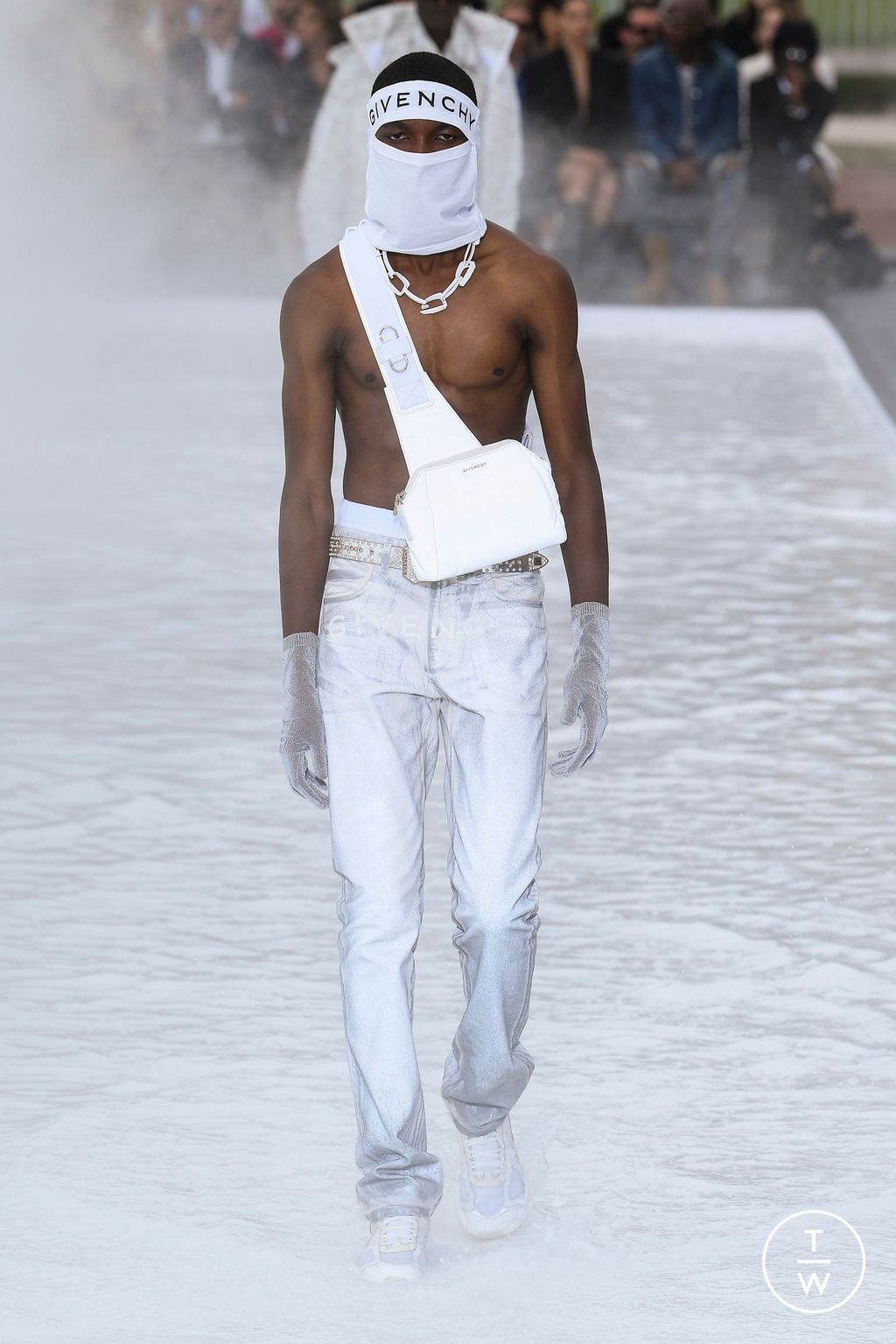 Fashion Week Paris Spring/Summer 2023 look 32 from the Givenchy collection menswear