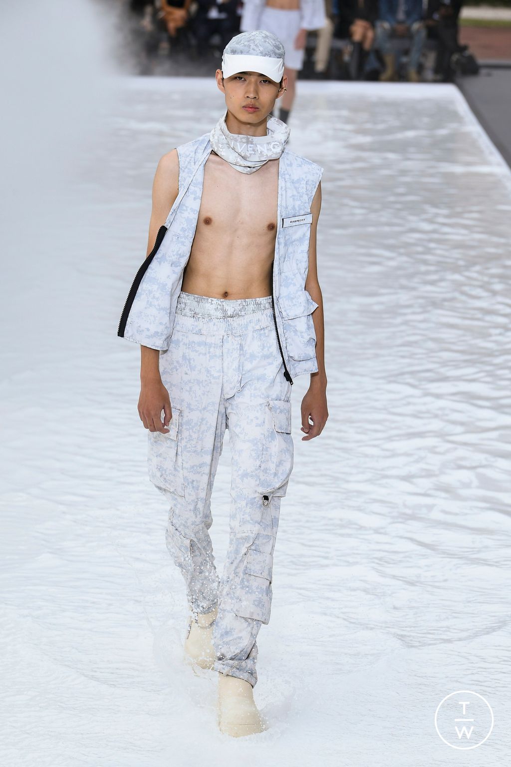 Fashion Week Paris Spring/Summer 2023 look 36 de la collection Givenchy menswear