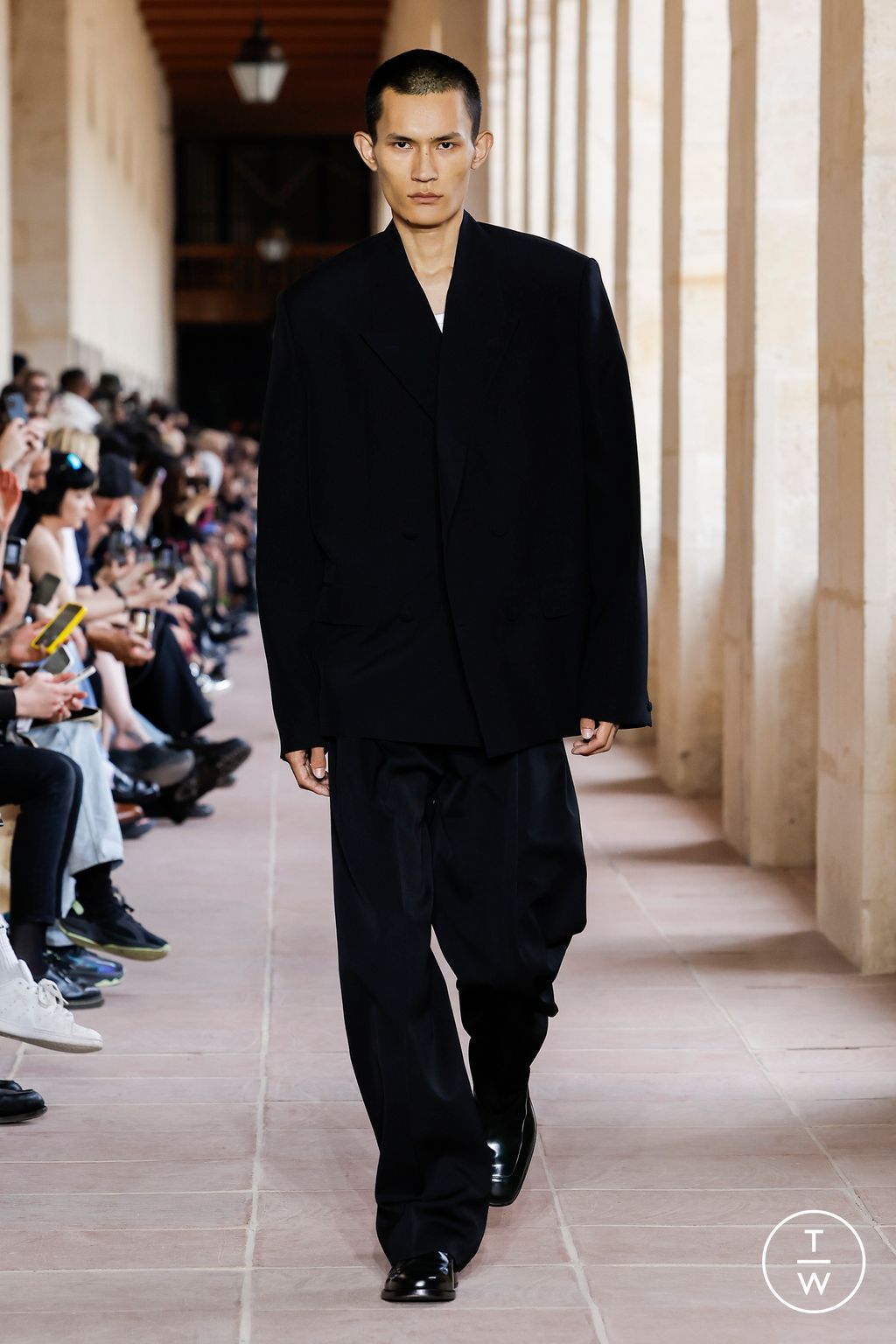 Fashion Week Paris Spring/Summer 2024 look 2 from the Givenchy collection 男装