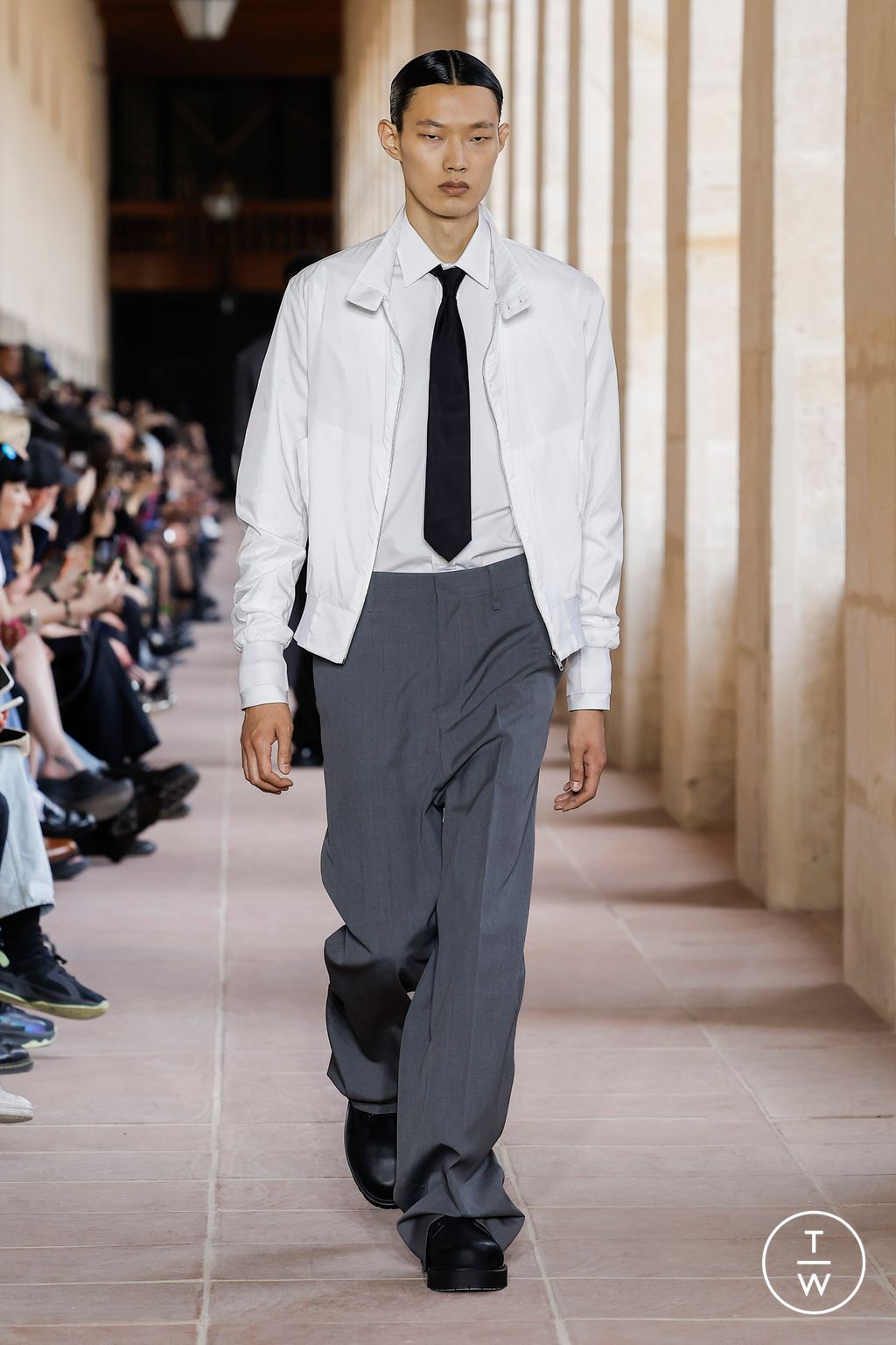 Fashion Week Paris Spring/Summer 2024 look 7 de la collection Givenchy menswear