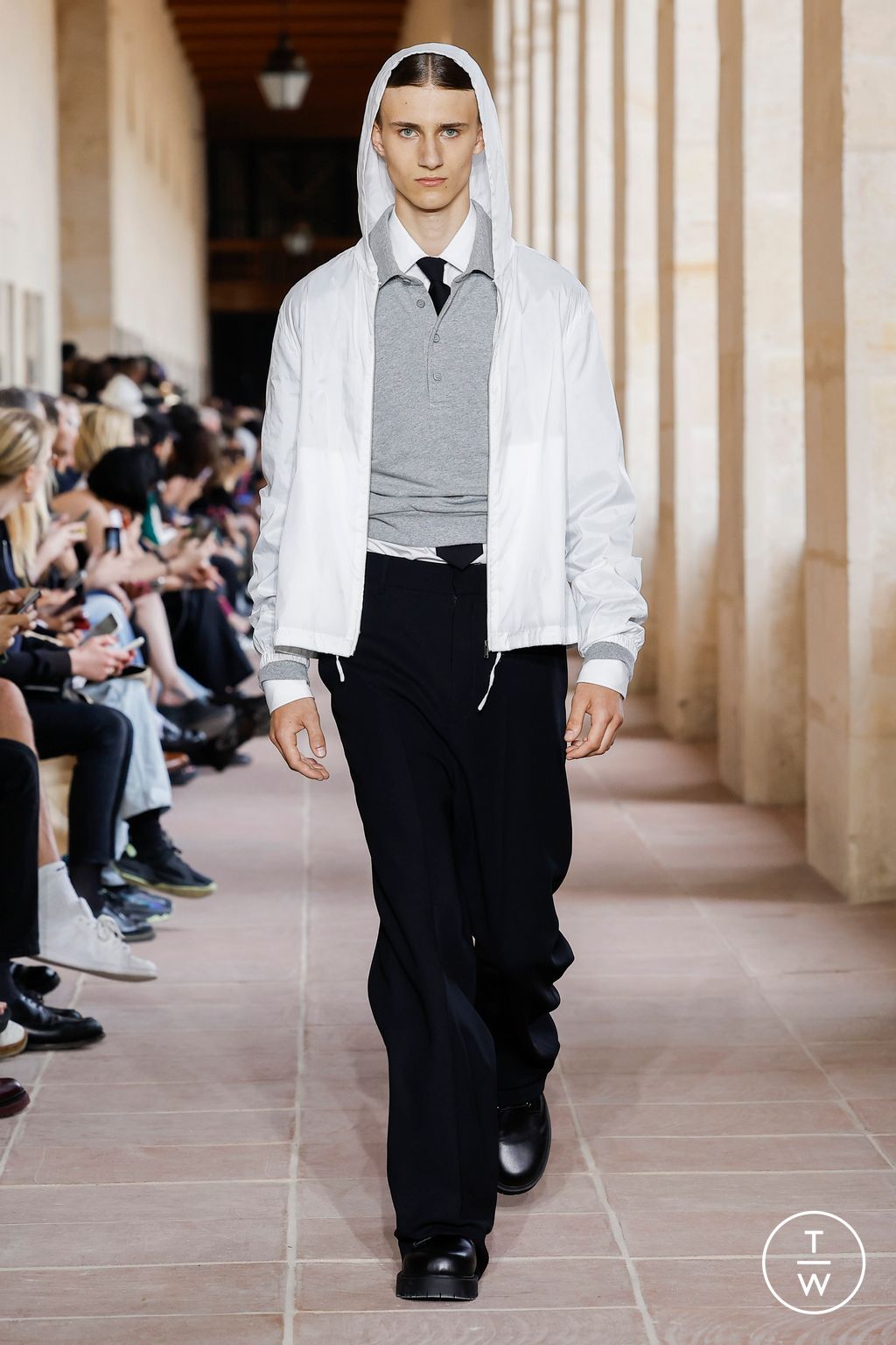 Fashion Week Paris Spring/Summer 2024 look 9 from the Givenchy collection 男装